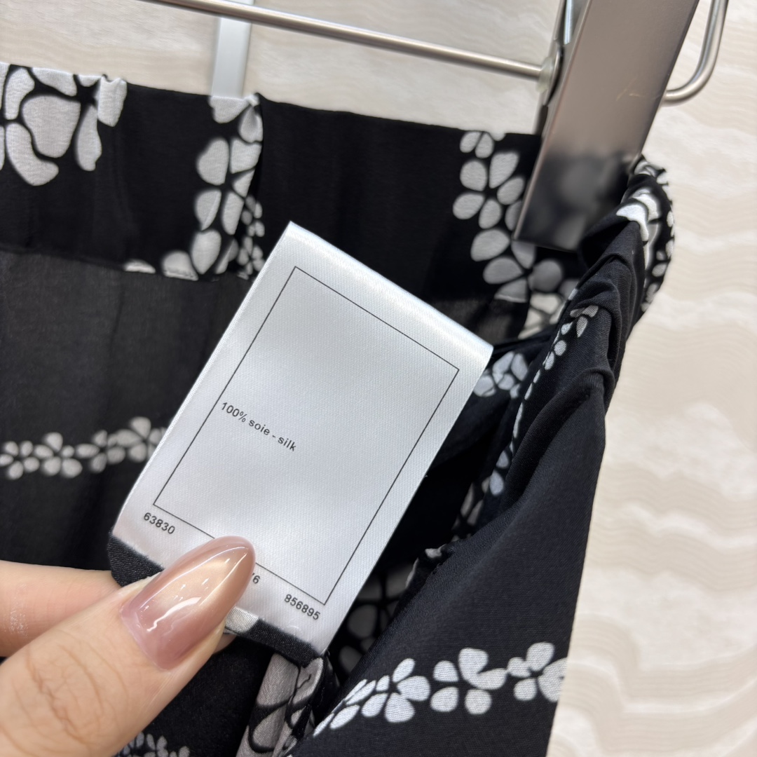 爆单推荐❤️原单品质🍒coco女孩沙滩系列，珍珠链条印花真丝直筒裤！100%真丝双邹面料质感丝滑舒适！白