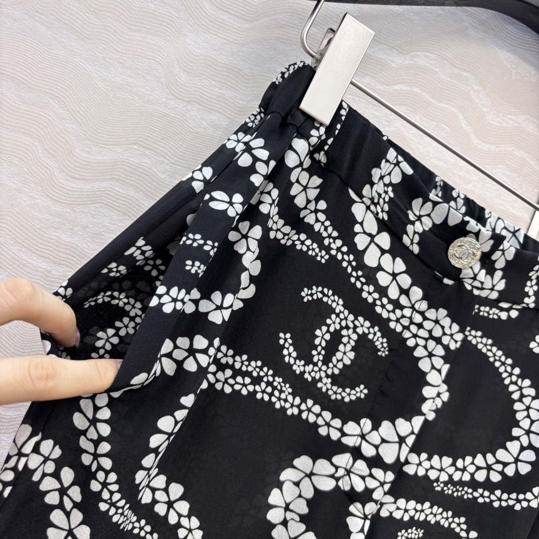 爆单推荐❤️原单品质🍒coco女孩沙滩系列，珍珠链条印花真丝直筒裤！100%真丝双邹面料质感丝滑舒适！白