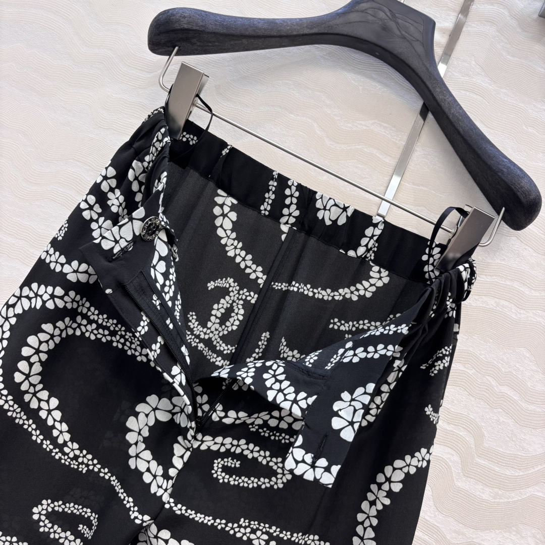 爆单推荐❤️原单品质🍒coco女孩沙滩系列，珍珠链条印花真丝直筒裤！100%真丝双邹面料质感丝滑舒适！白