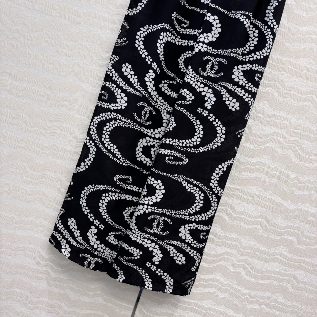 爆单推荐❤️原单品质🍒coco女孩沙滩系列，珍珠链条印花真丝直筒裤！100%真丝双邹面料质感丝滑舒适！白