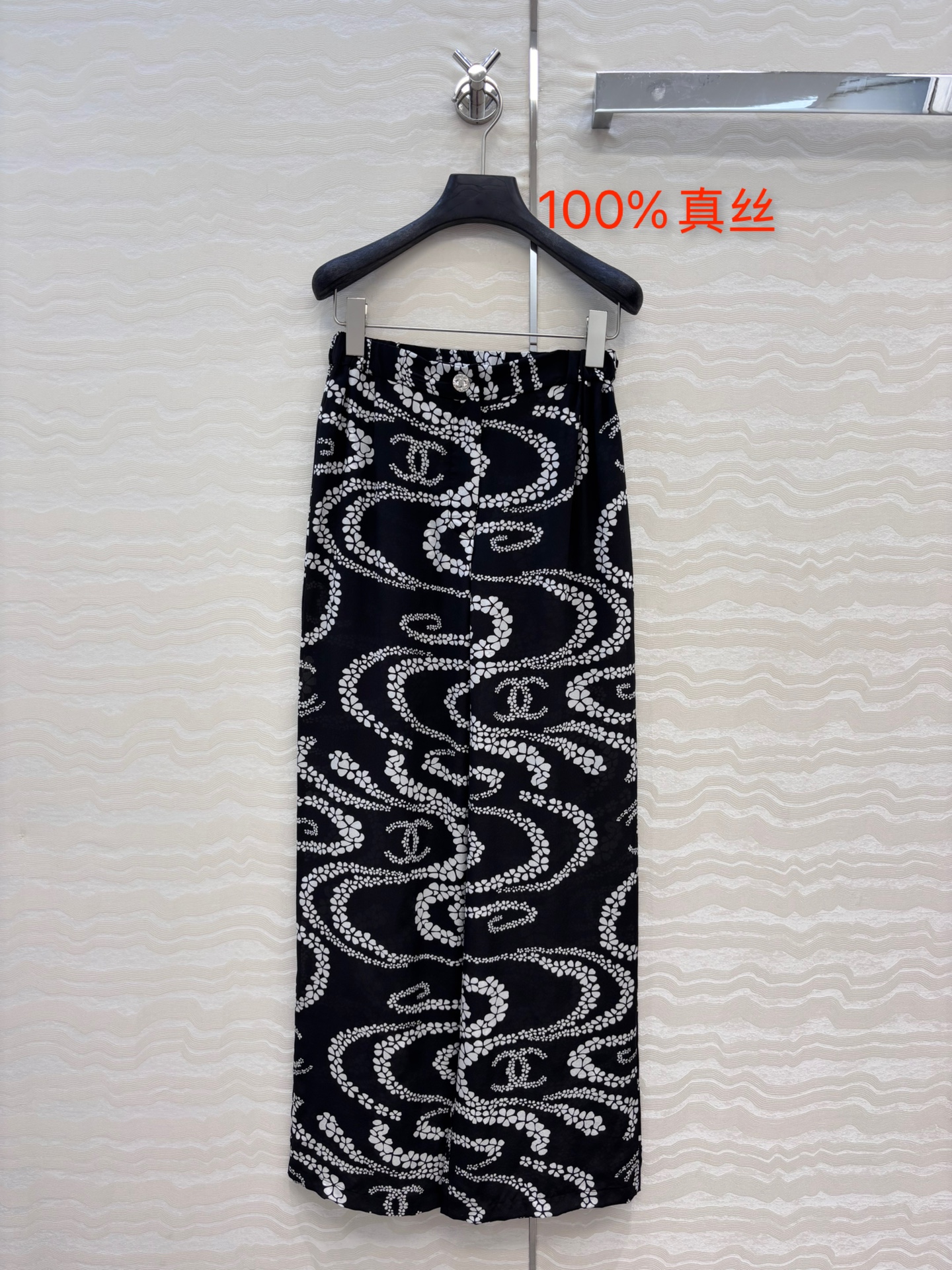 爆单推荐❤️原单品质🍒coco女孩沙滩系列，珍珠链条印花真丝直筒裤！100%真丝双邹面料质感丝滑舒适！白