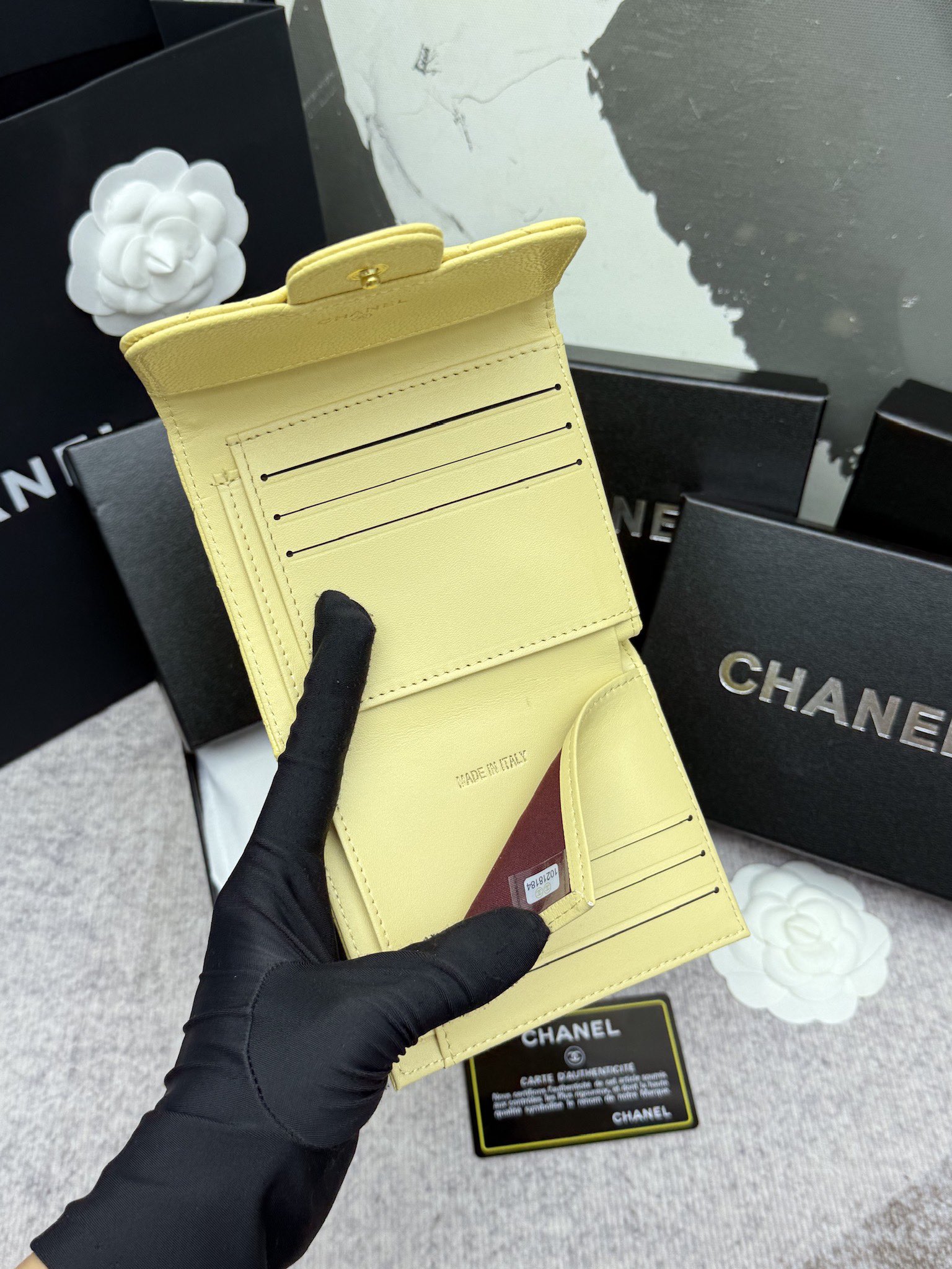 Chanel牛皮CF短三折財布 - 6カードスロット＆小銭入れ付き