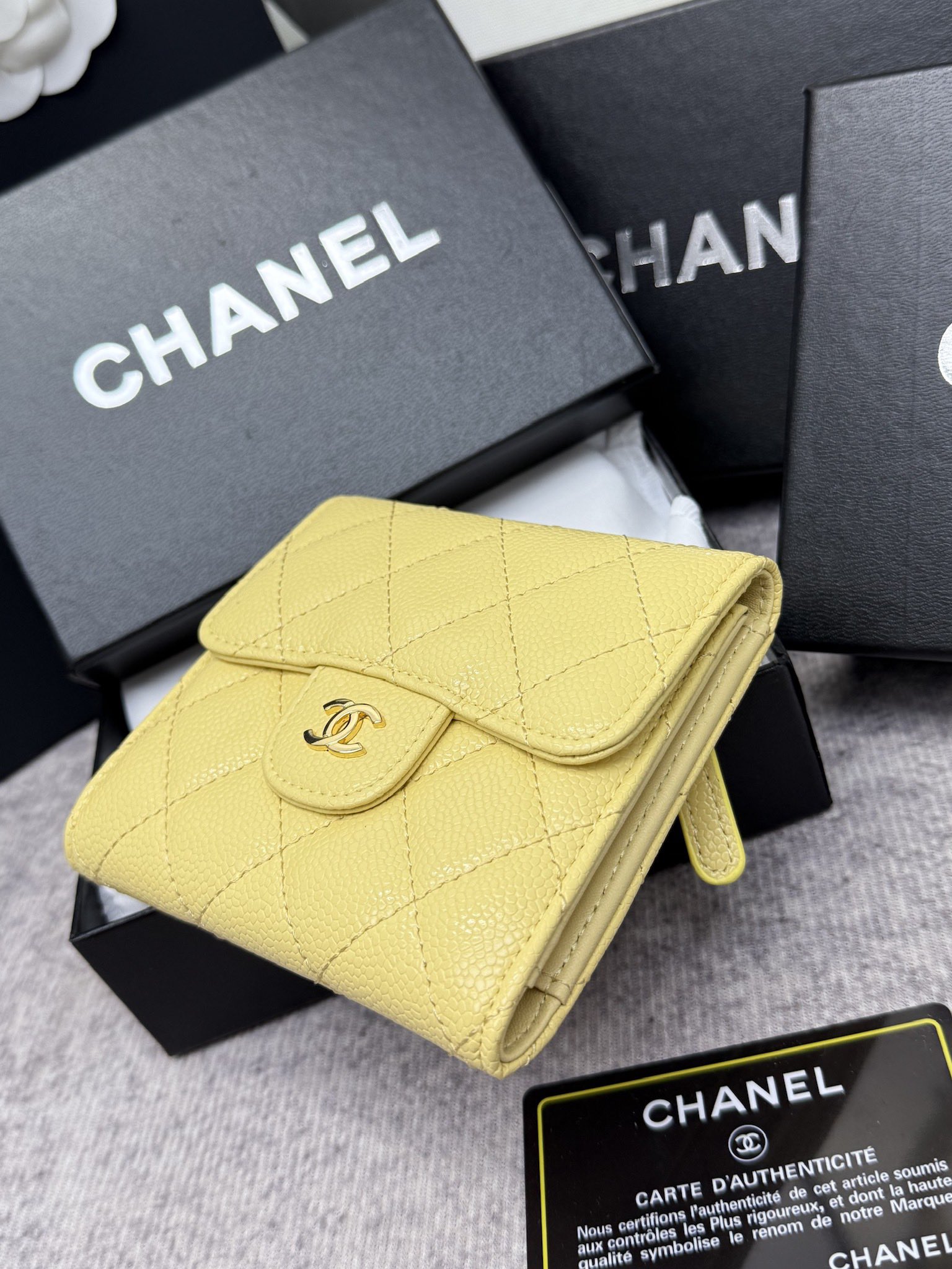Chanel牛皮CF短三折財布 - 6カードスロット＆小銭入れ付き