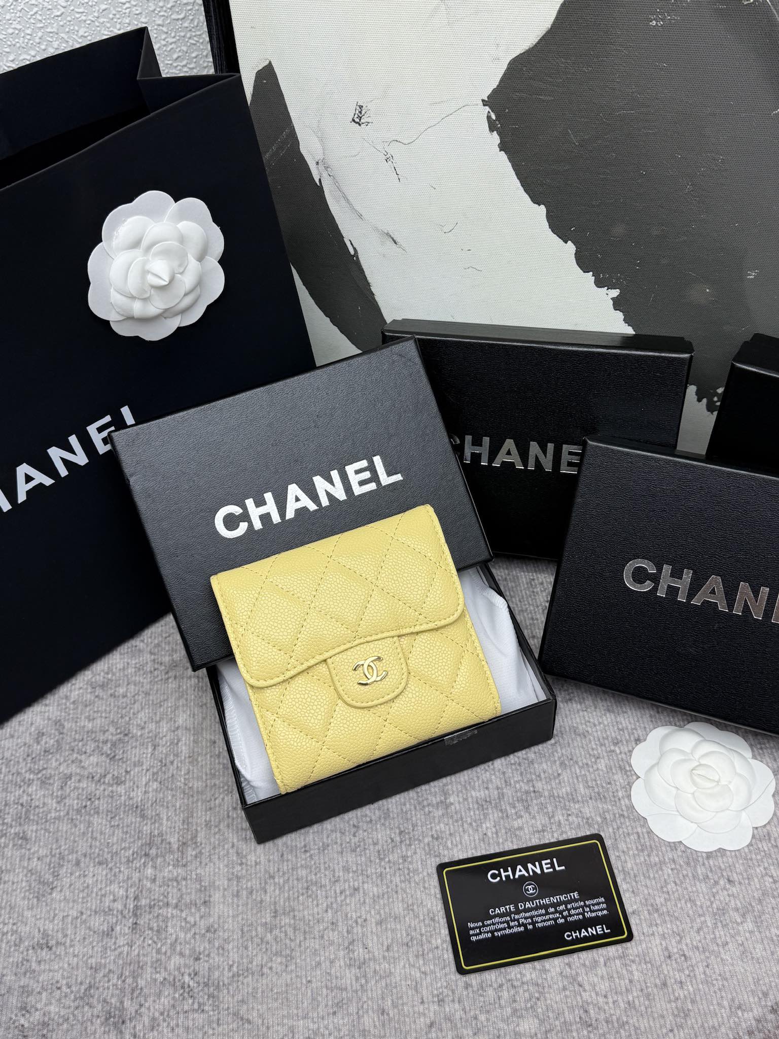 Chanel牛皮CF短三折財布 - 6カードスロット＆小銭入れ付き
