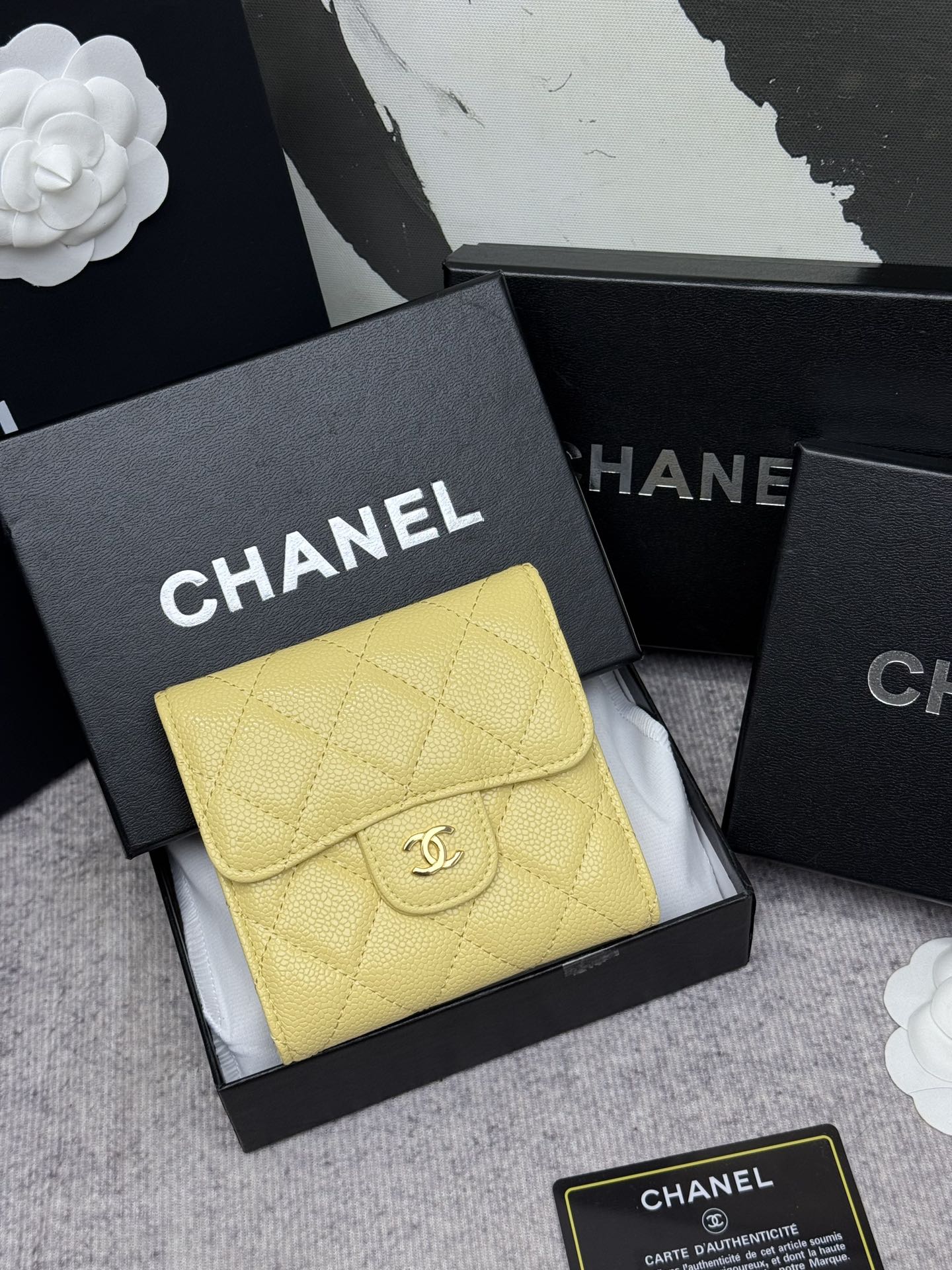 Chanel牛皮CF短三折財布 - 6カードスロット＆小銭入れ付き
