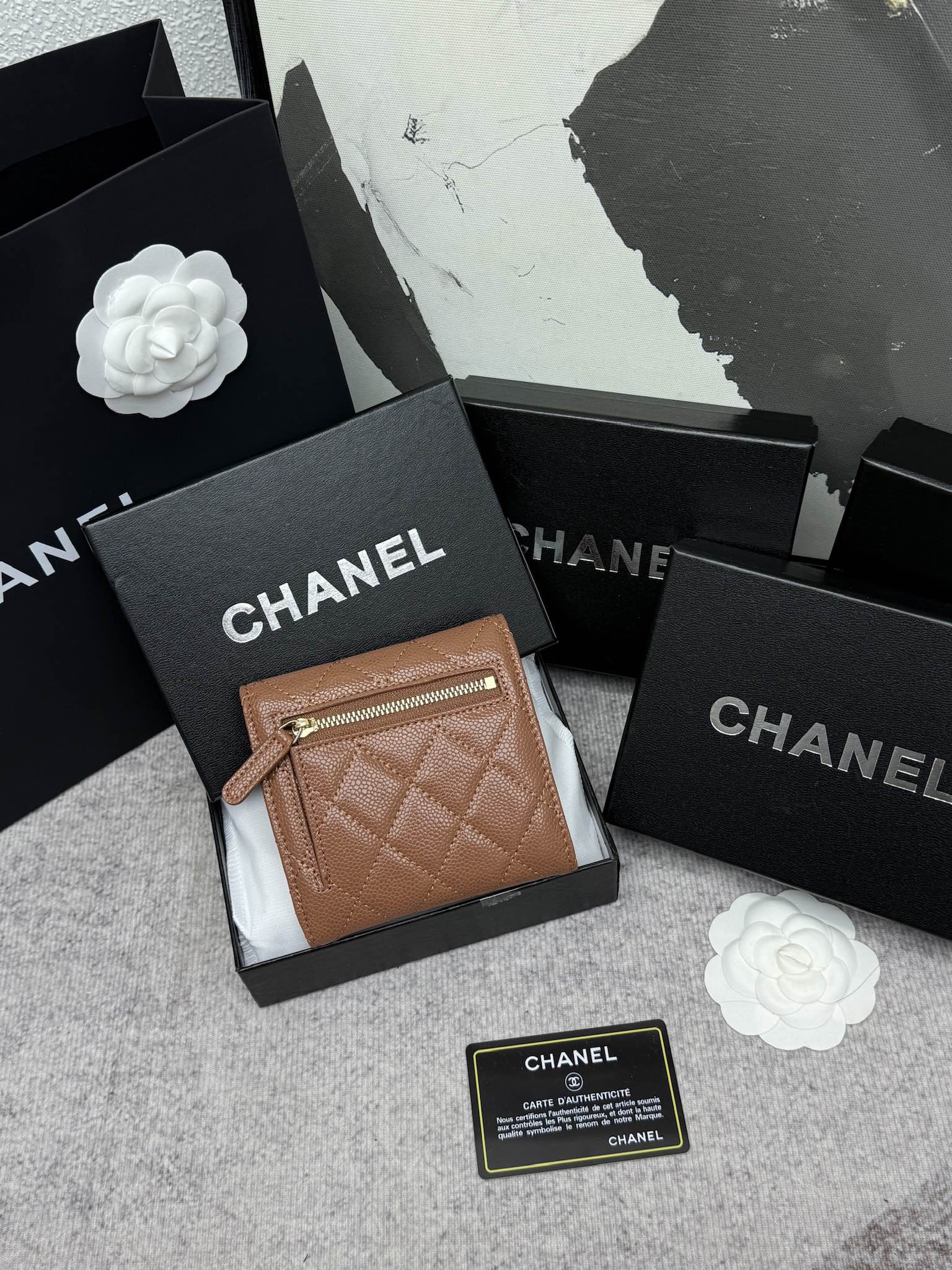 CHANEL牛皮製CF短三折財布 - スタイリッシュな6カードポケット付き