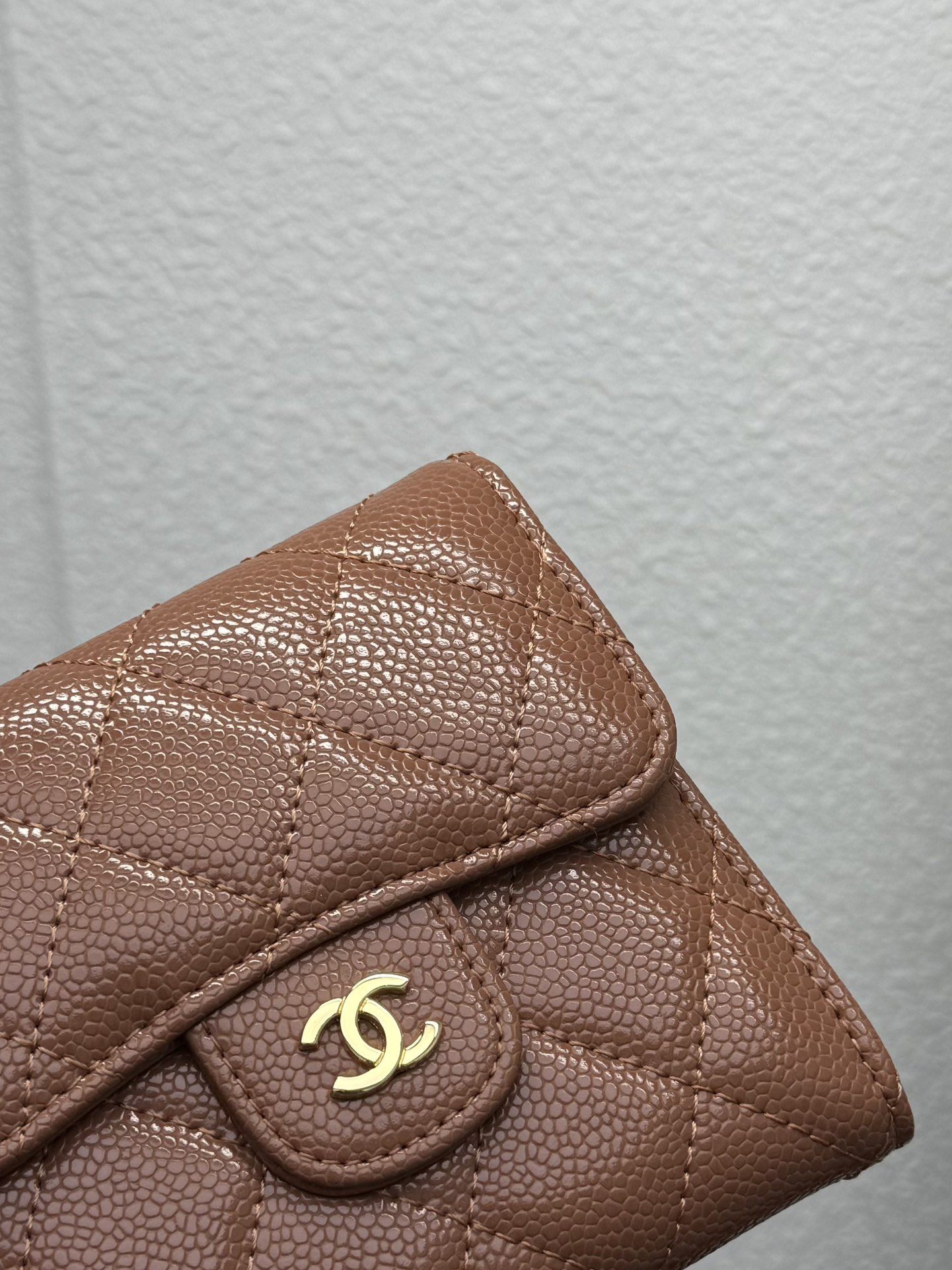 CHANEL牛皮製CF短三折財布 - スタイリッシュな6カードポケット付き