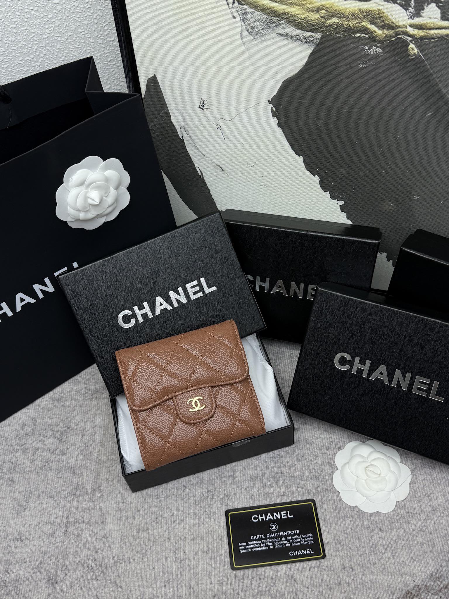 CHANEL牛皮製CF短三折財布 - スタイリッシュな6カードポケット付き