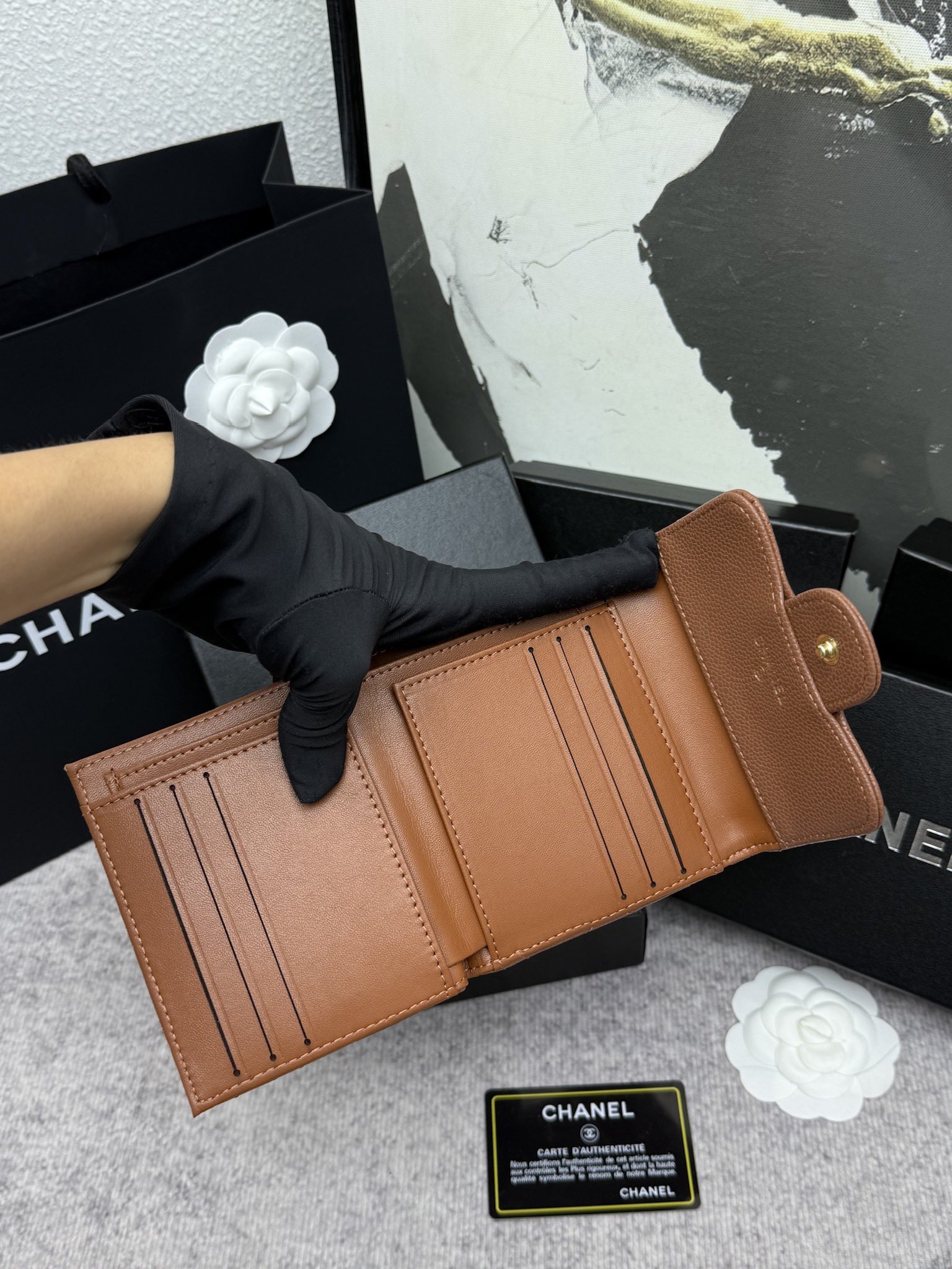 CHANEL牛皮製CF短三折財布 - スタイリッシュな6カードポケット付き