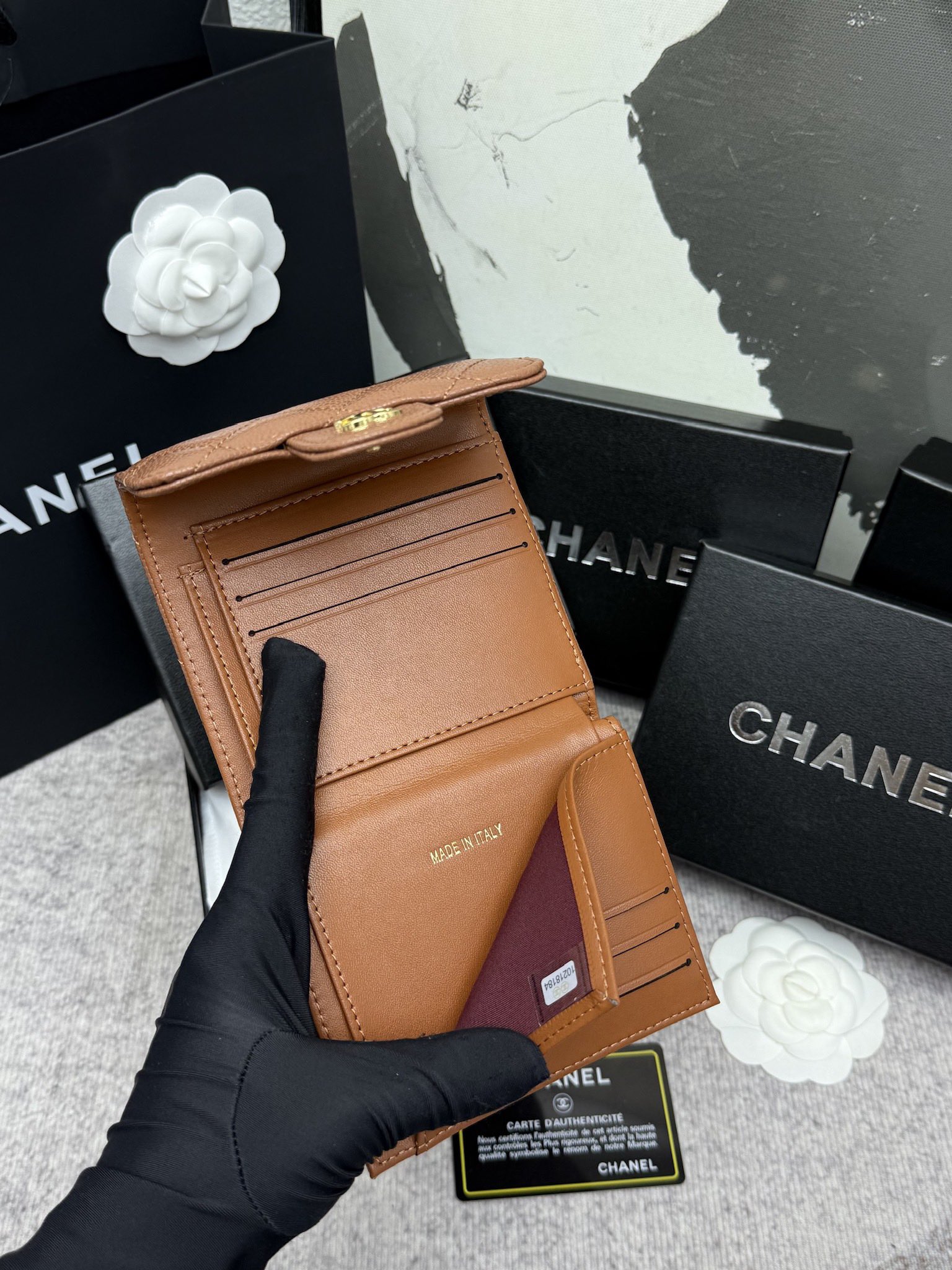 CHANEL牛皮製CF短三折財布 - スタイリッシュな6カードポケット付き
