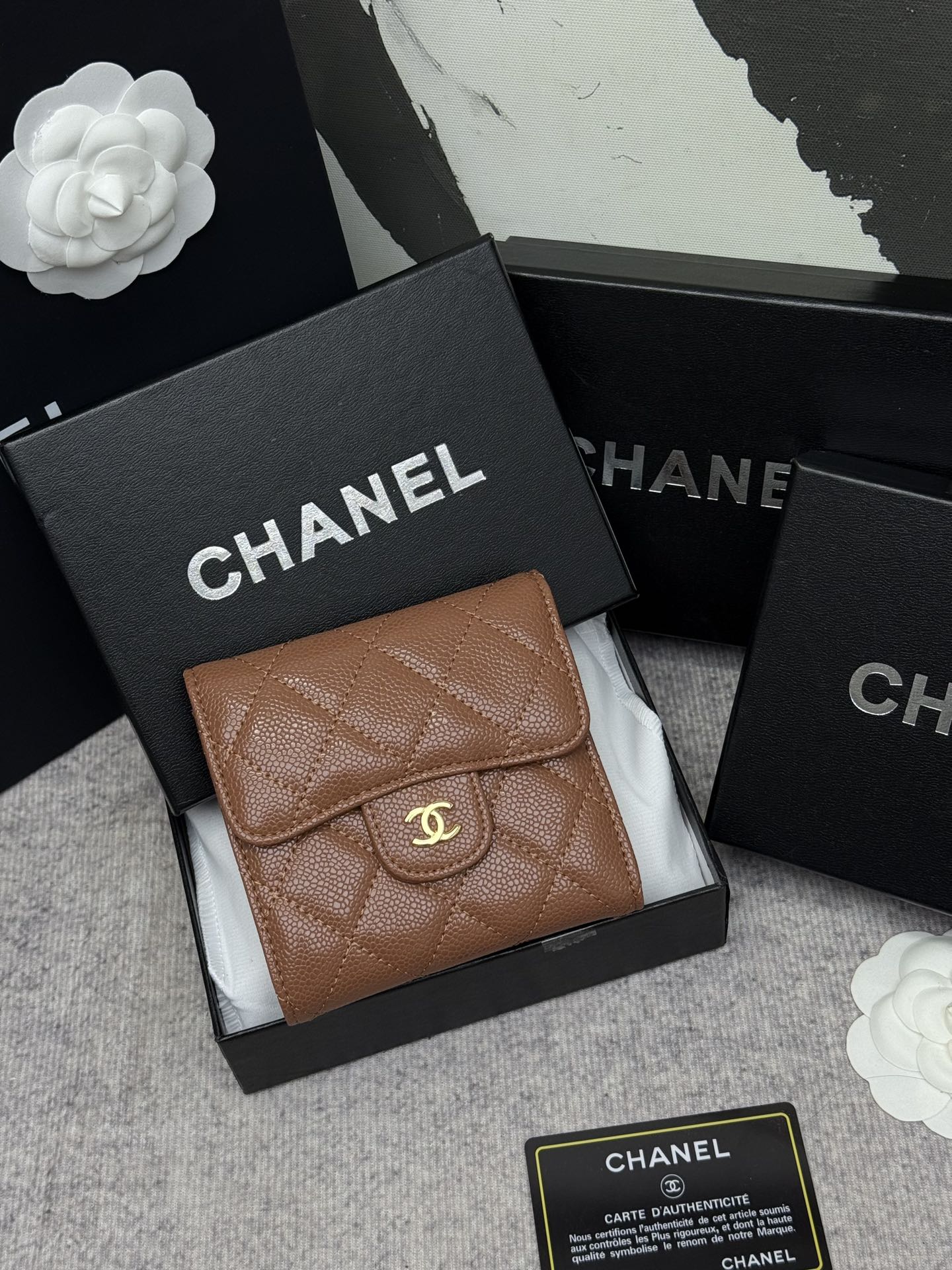 CHANEL牛皮製CF短三折財布 - スタイリッシュな6カードポケット付き