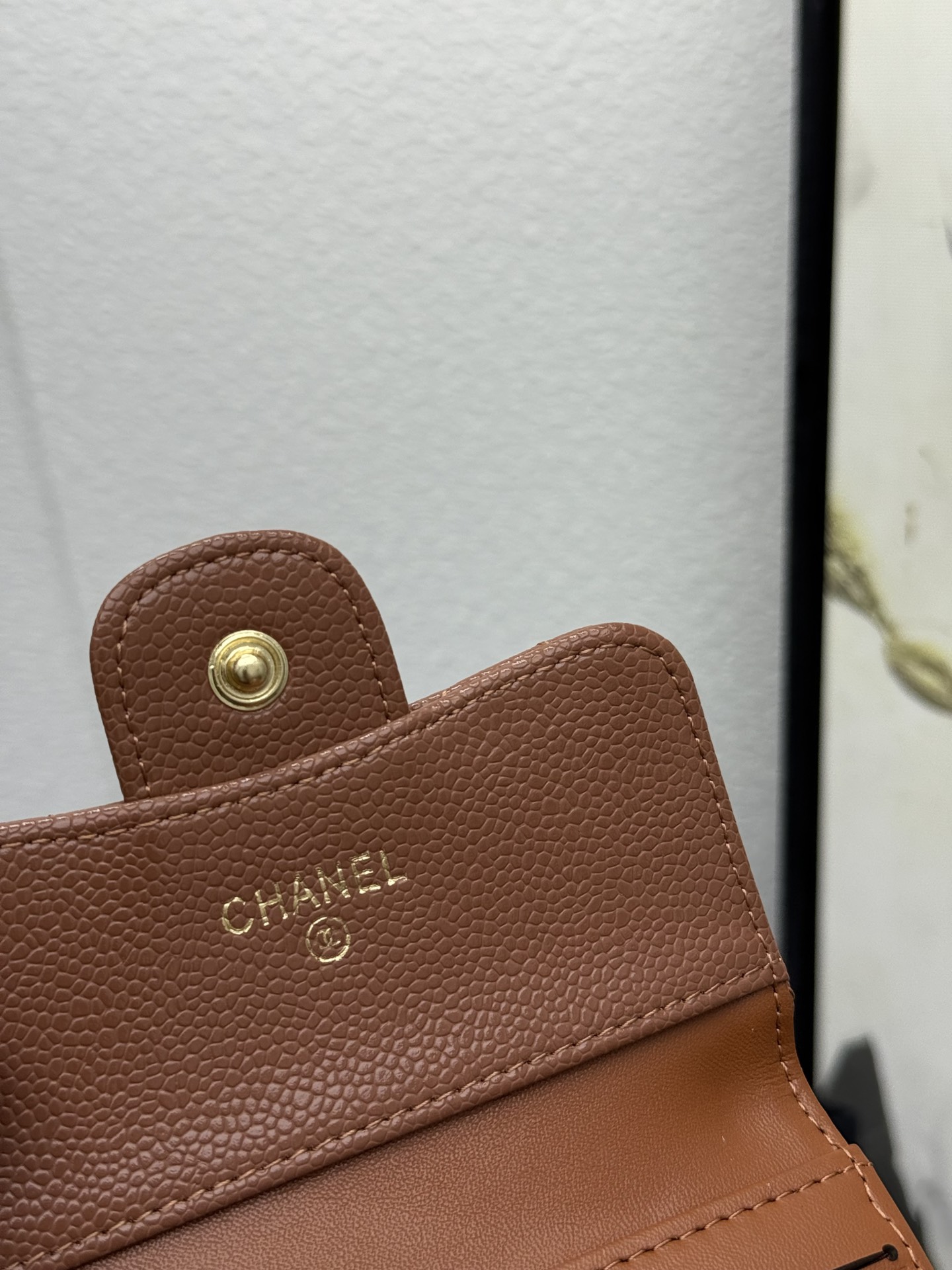 CHANEL牛皮製CF短三折財布 - スタイリッシュな6カードポケット付き