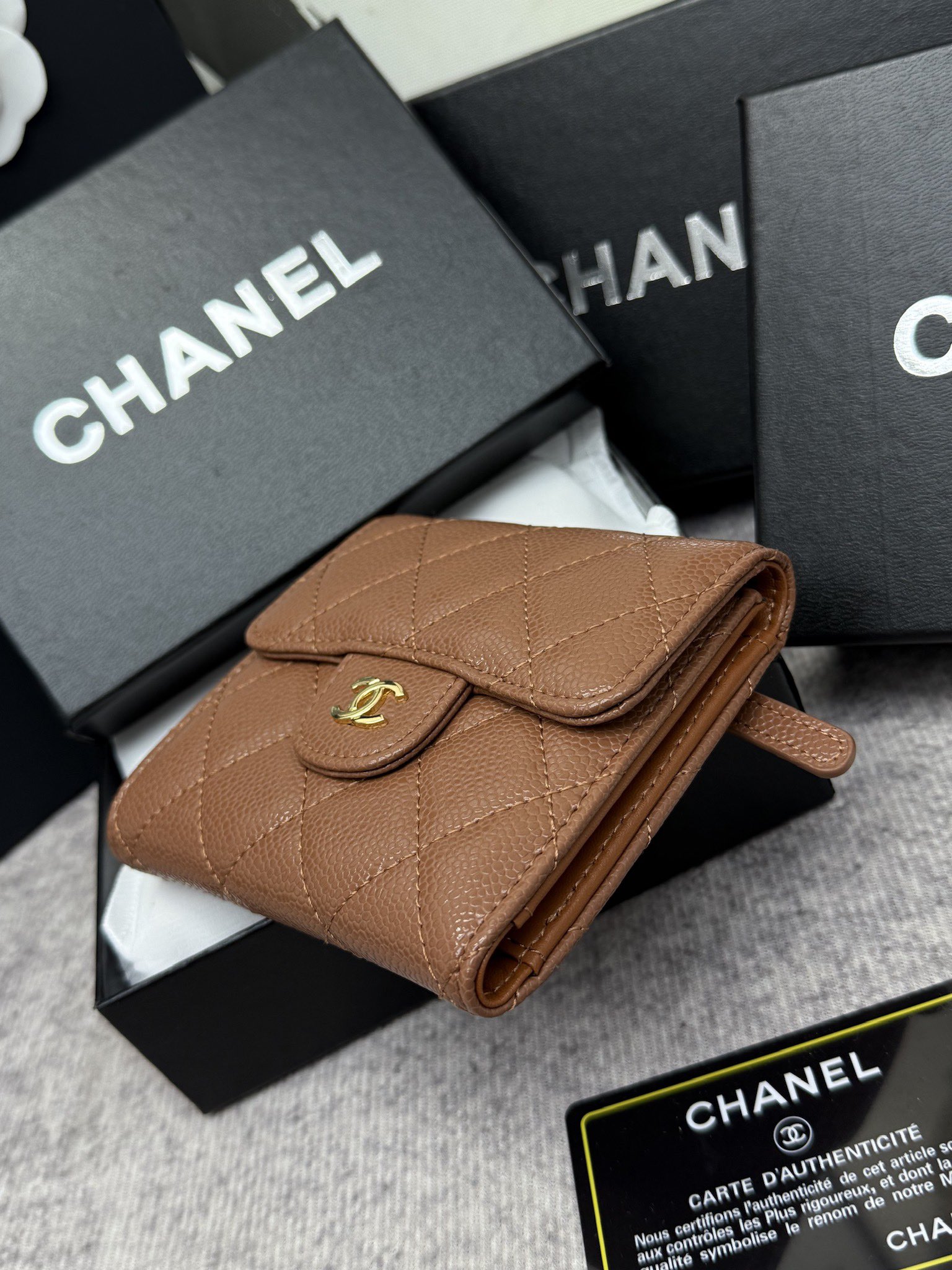 CHANEL牛皮製CF短三折財布 - スタイリッシュな6カードポケット付き