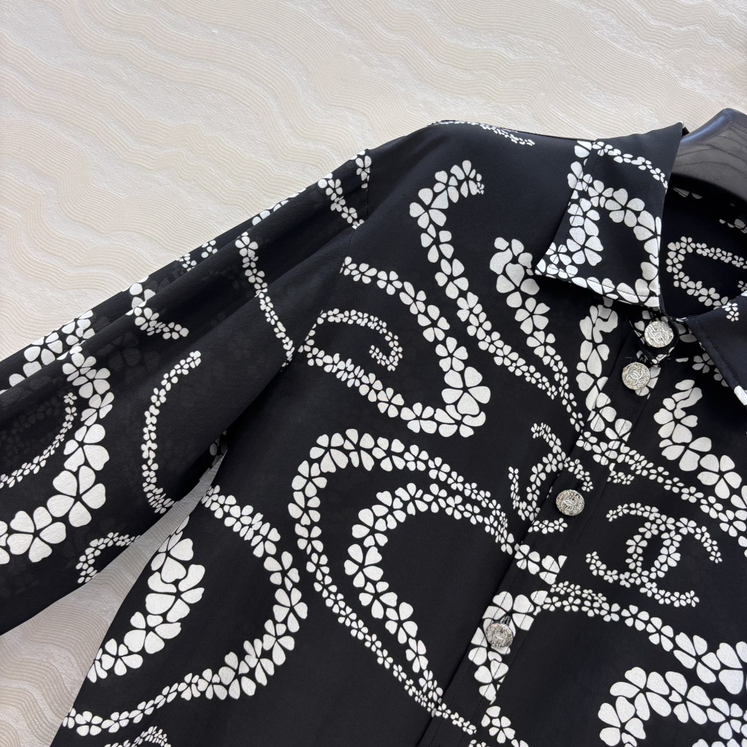 爆单推荐❤️原单品质🍒coco女孩沙滩系列，珍珠链条印花真丝衬衫，100%真丝双邹面料质感丝滑舒适！白富