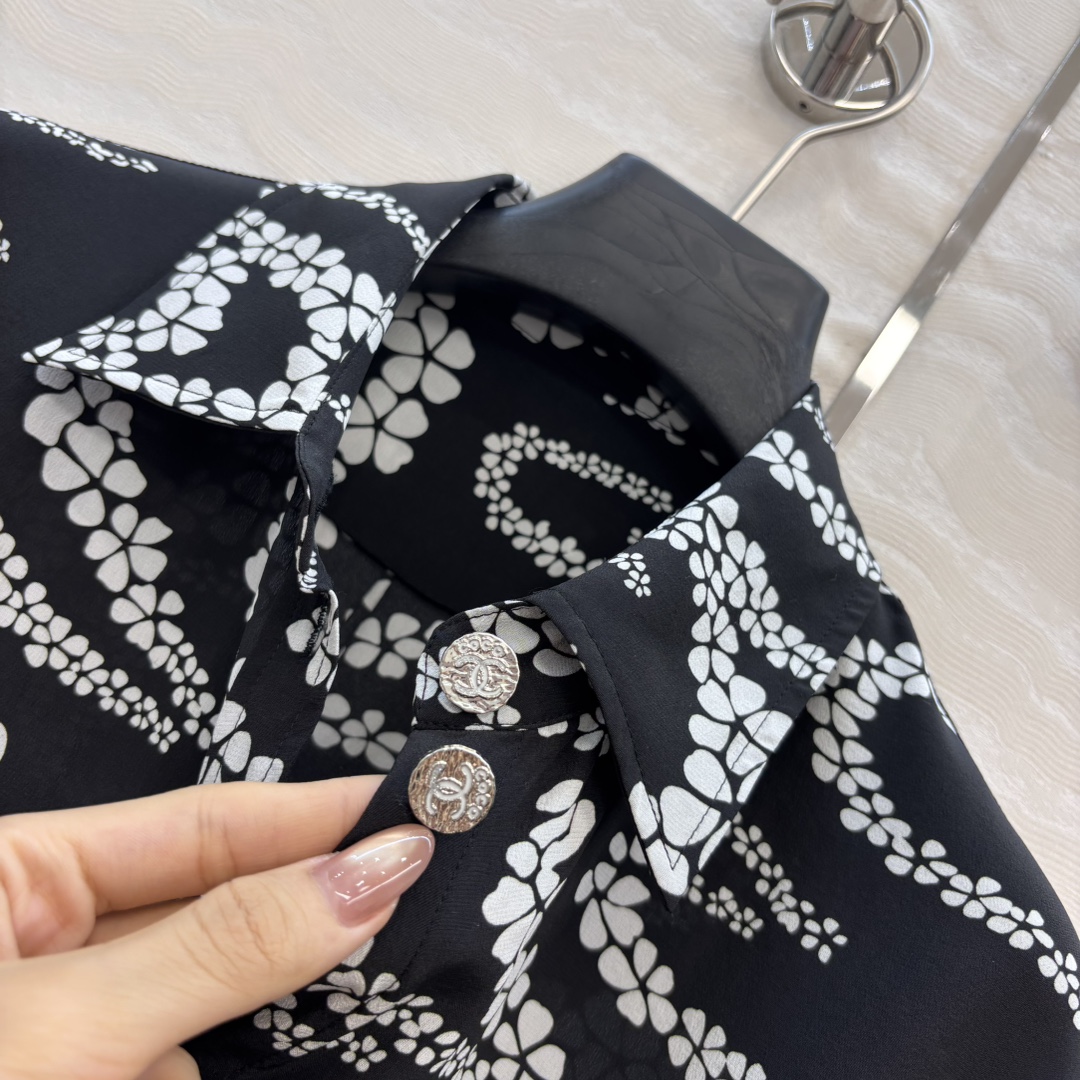 爆单推荐❤️原单品质🍒coco女孩沙滩系列，珍珠链条印花真丝衬衫，100%真丝双邹面料质感丝滑舒适！白富