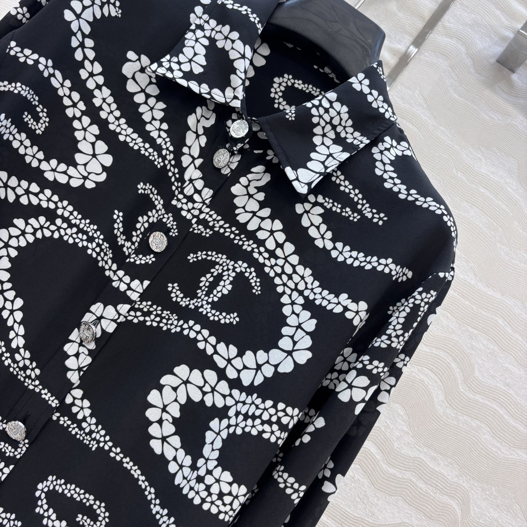 爆单推荐❤️原单品质🍒coco女孩沙滩系列，珍珠链条印花真丝衬衫，100%真丝双邹面料质感丝滑舒适！白富