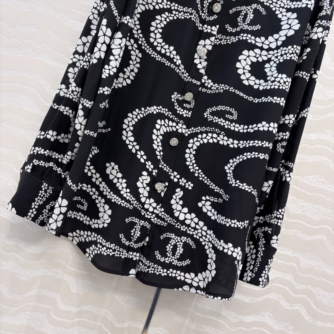 爆单推荐❤️原单品质🍒coco女孩沙滩系列，珍珠链条印花真丝衬衫，100%真丝双邹面料质感丝滑舒适！白富