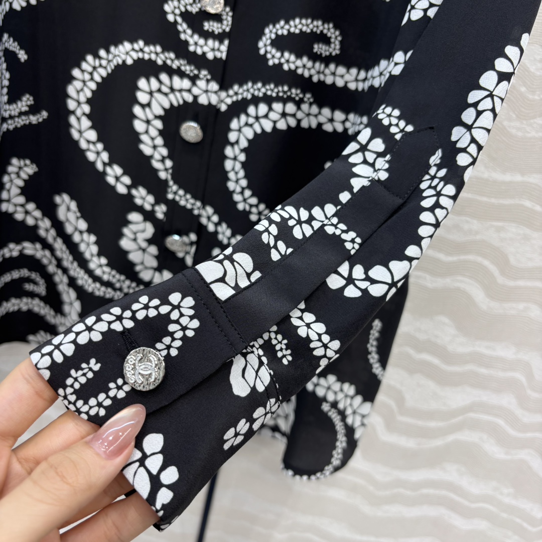 爆单推荐❤️原单品质🍒coco女孩沙滩系列，珍珠链条印花真丝衬衫，100%真丝双邹面料质感丝滑舒适！白富