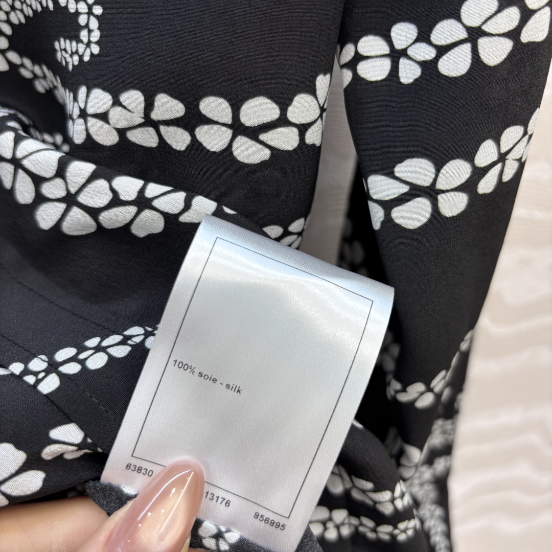 爆单推荐❤️原单品质🍒coco女孩沙滩系列，珍珠链条印花真丝衬衫，100%真丝双邹面料质感丝滑舒适！白富