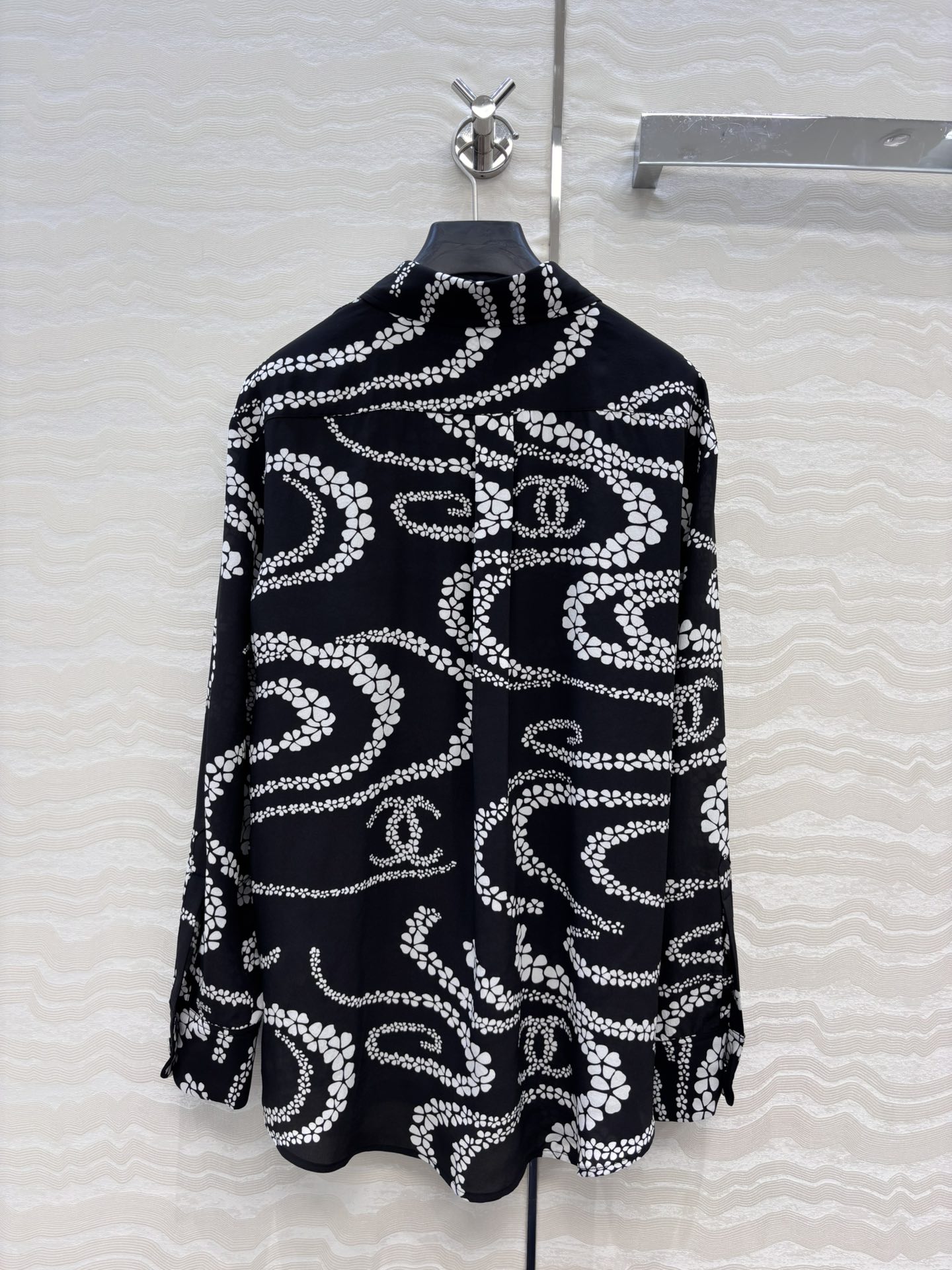 爆单推荐❤️原单品质🍒coco女孩沙滩系列，珍珠链条印花真丝衬衫，100%真丝双邹面料质感丝滑舒适！白富