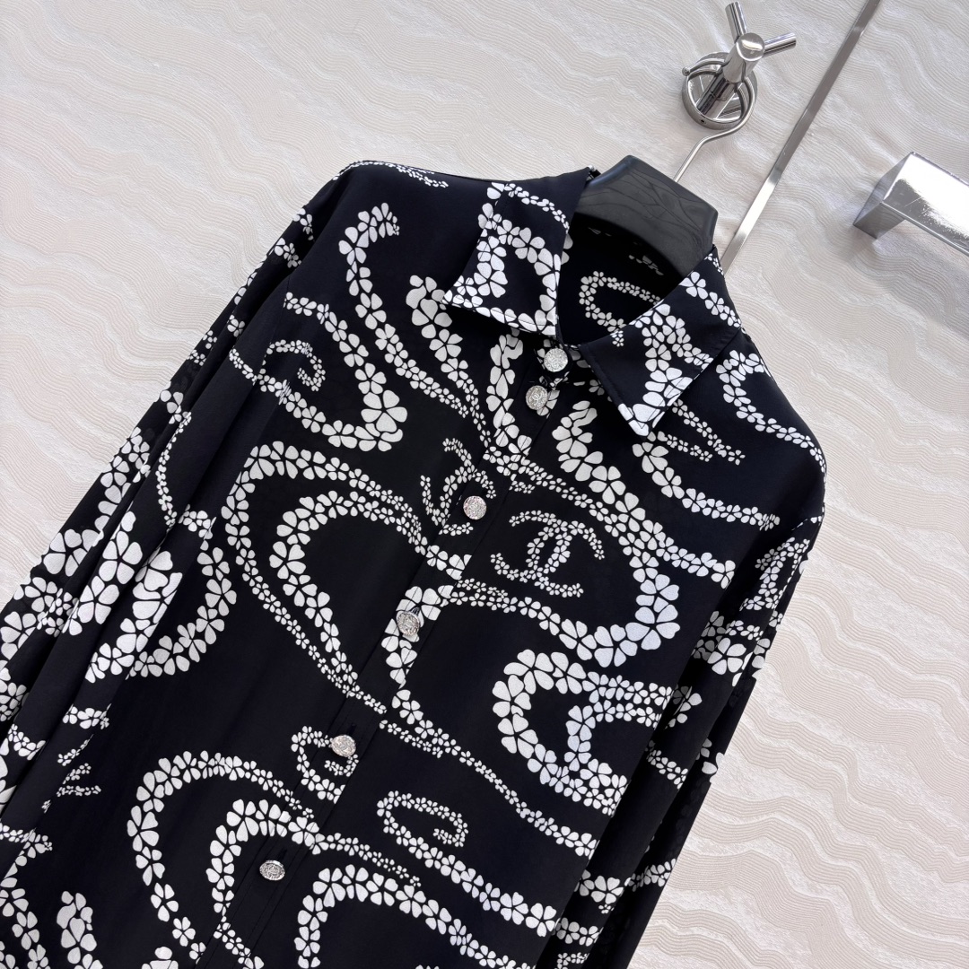 爆单推荐❤️原单品质🍒coco女孩沙滩系列，珍珠链条印花真丝衬衫，100%真丝双邹面料质感丝滑舒适！白富