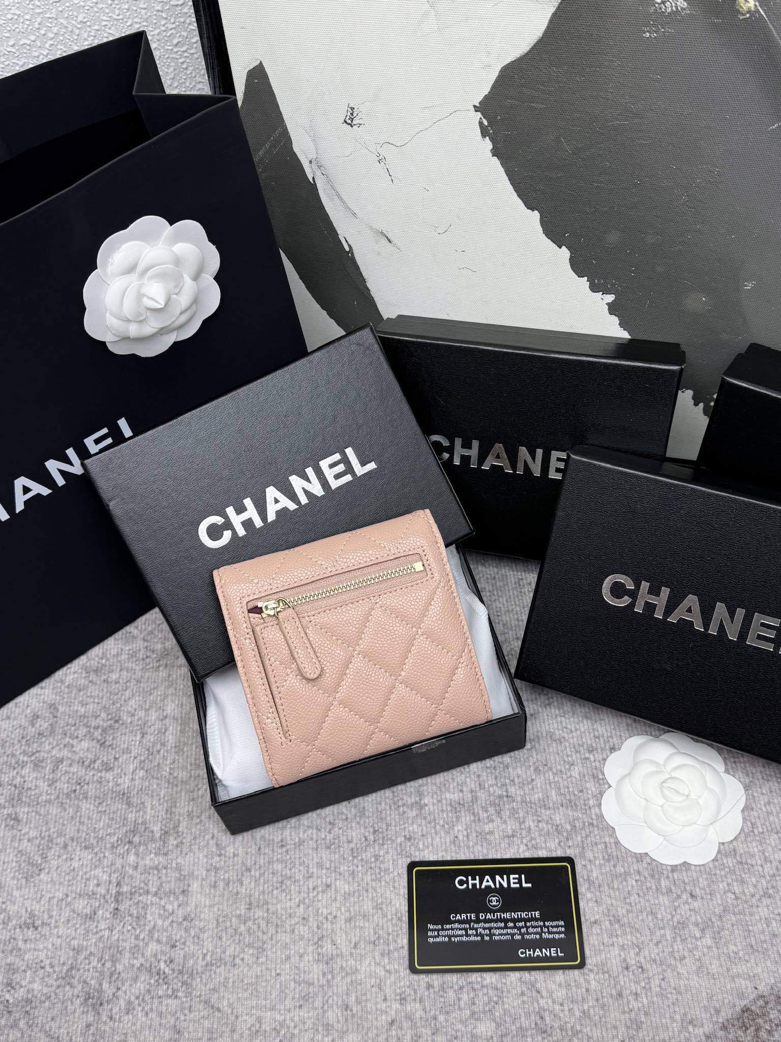 CHANEL牛皮製CF短三折財布 - 6つのカードポケットと便利な小銭入れ付き