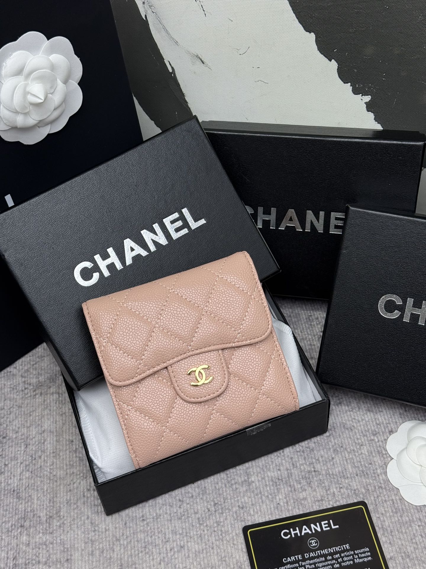 CHANEL牛皮製CF短三折財布 - 6つのカードポケットと便利な小銭入れ付き