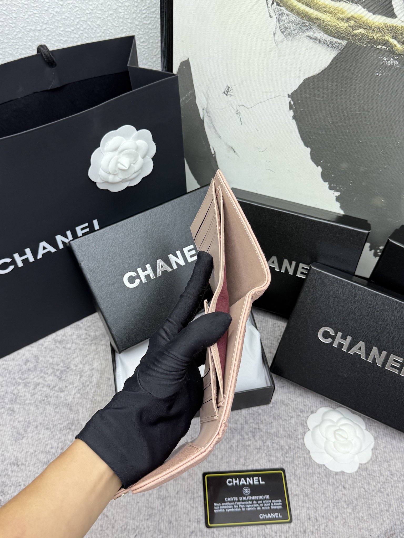 CHANEL牛皮製CF短三折財布 - 6つのカードポケットと便利な小銭入れ付き