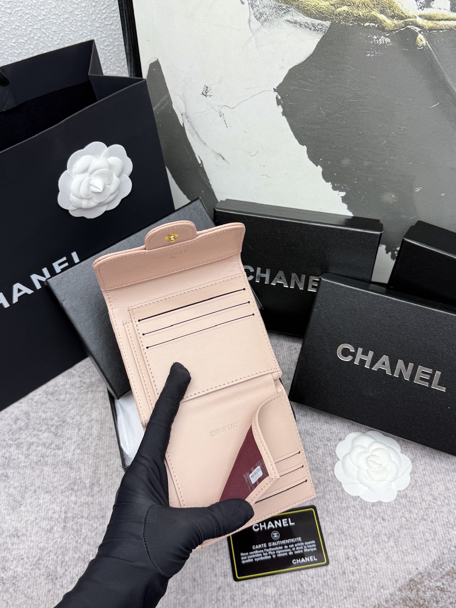 CHANEL牛皮製CF短三折財布 - 6つのカードポケットと便利な小銭入れ付き