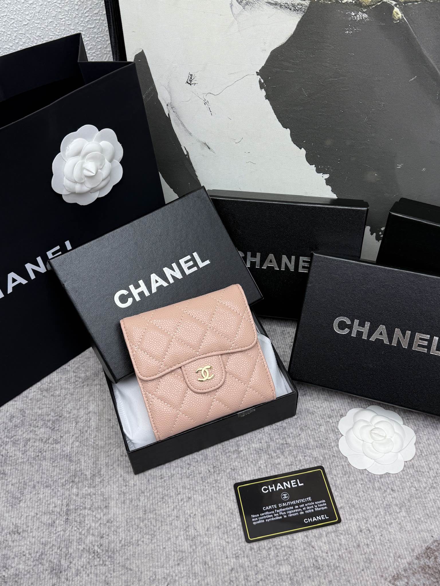 CHANEL牛皮製CF短三折財布 - 6つのカードポケットと便利な小銭入れ付き