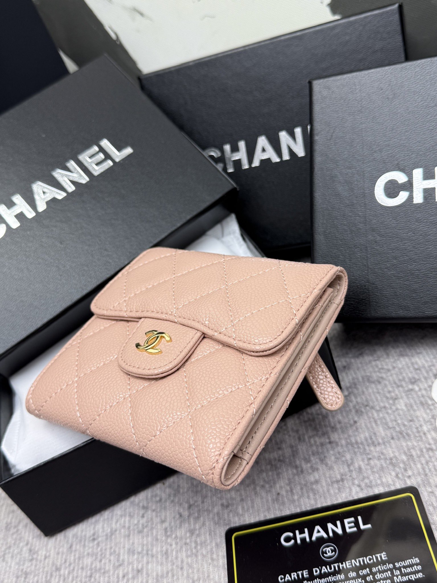 CHANEL牛皮製CF短三折財布 - 6つのカードポケットと便利な小銭入れ付き