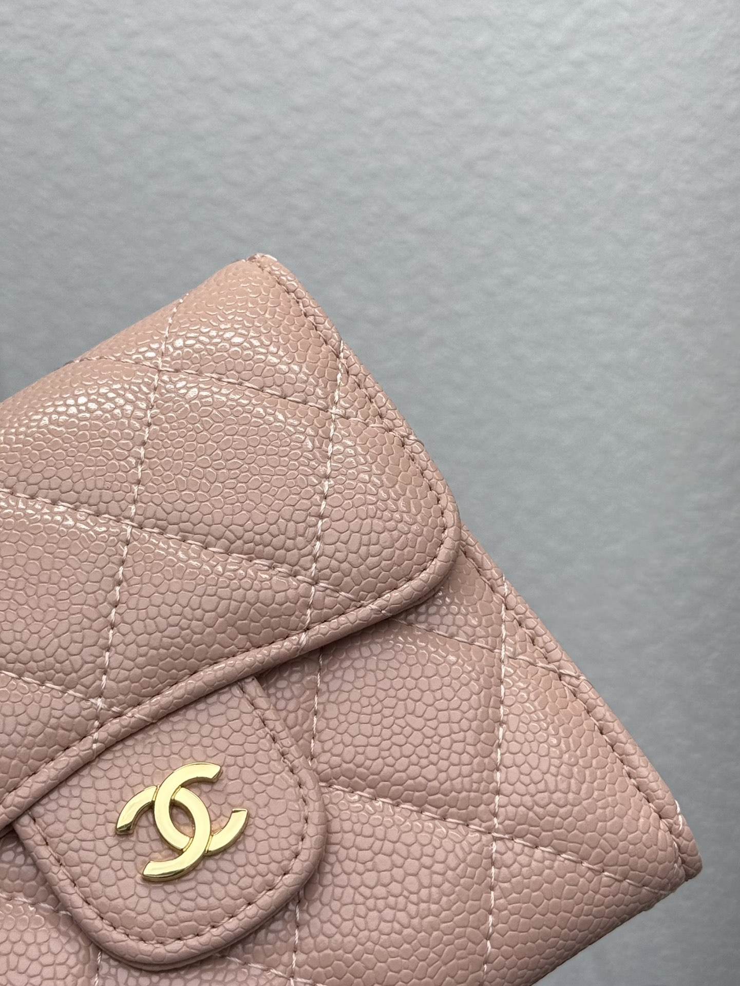 CHANEL牛皮製CF短三折財布 - 6つのカードポケットと便利な小銭入れ付き