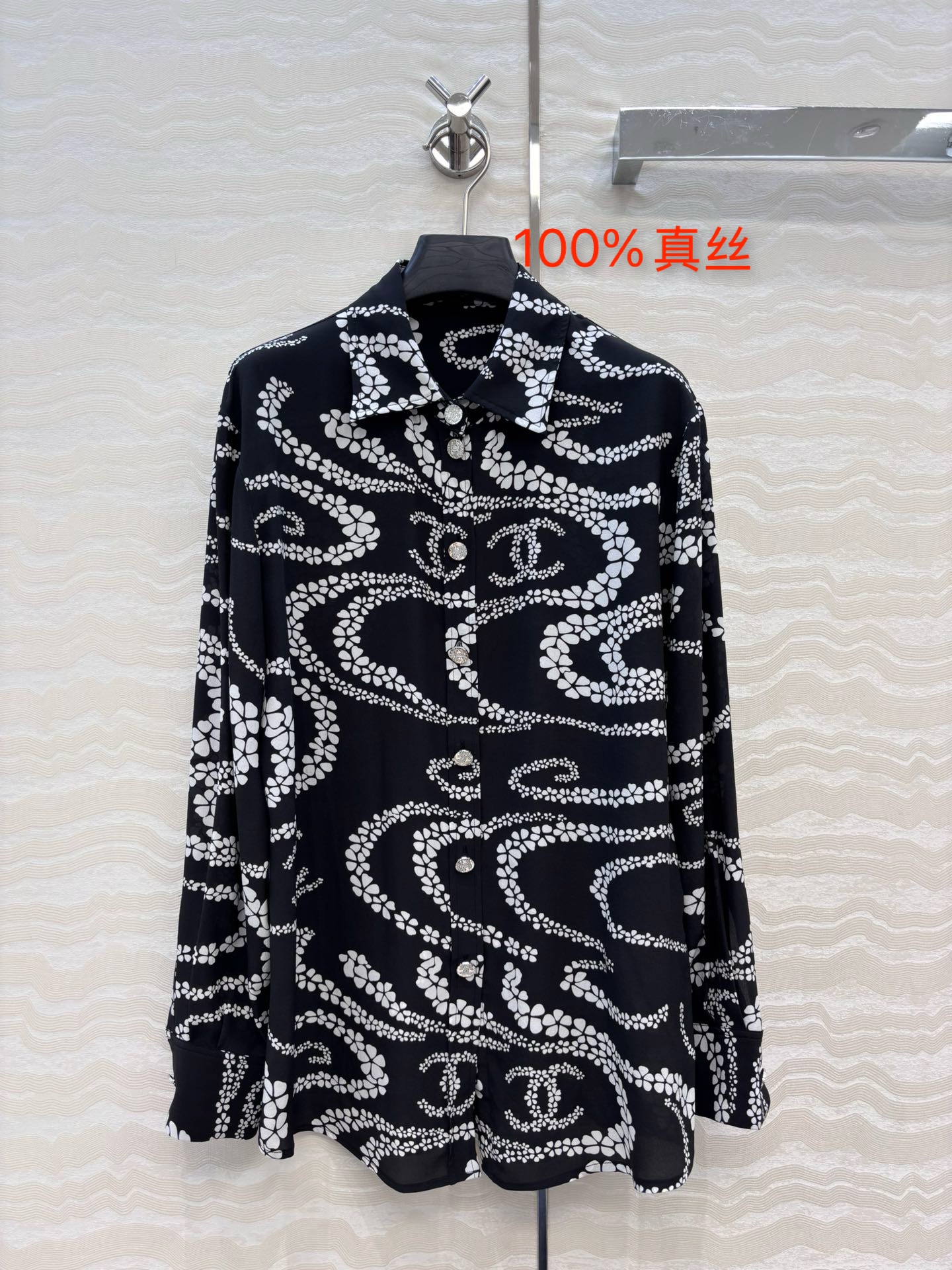 爆单推荐❤️原单品质🍒coco女孩沙滩系列，珍珠链条印花真丝衬衫，100%真丝双邹面料质感丝滑舒适！白富
