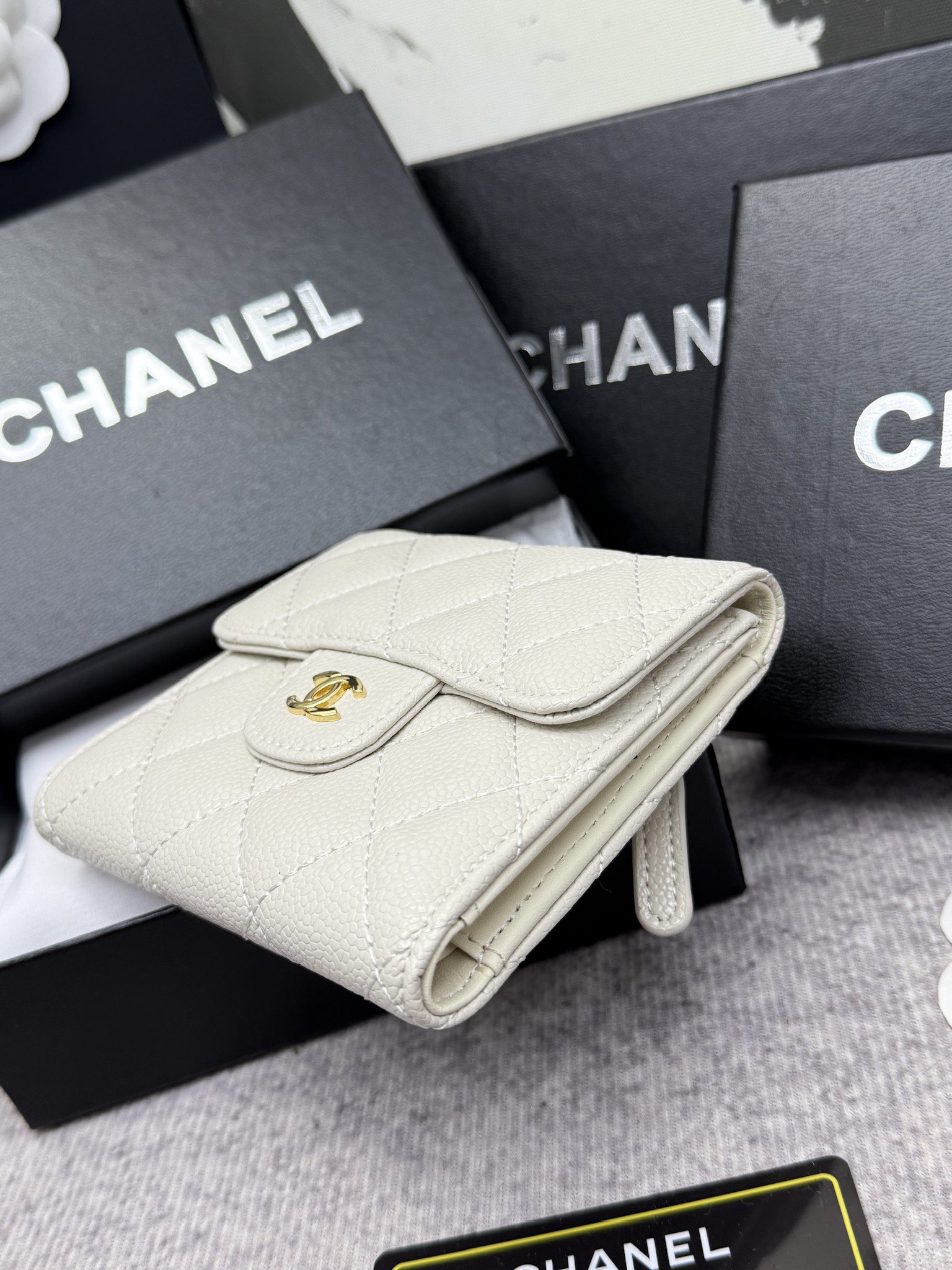 CHANEL牛皮製CF短三折財布 - 6カードポケット・小銭入れ付き