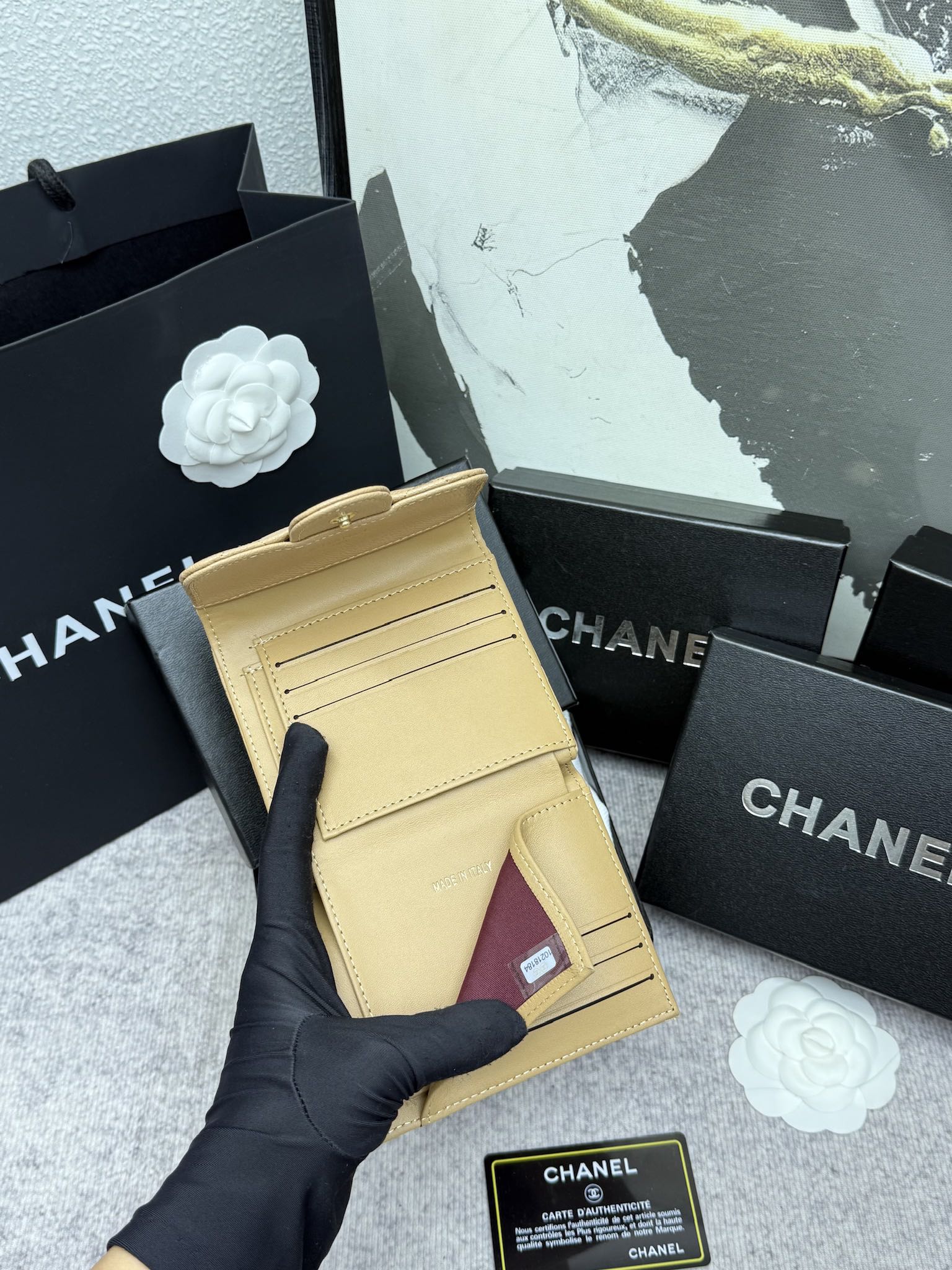 CHANEL牛皮CF短三折財布 - 6カードスロット＆小銭入れ付き