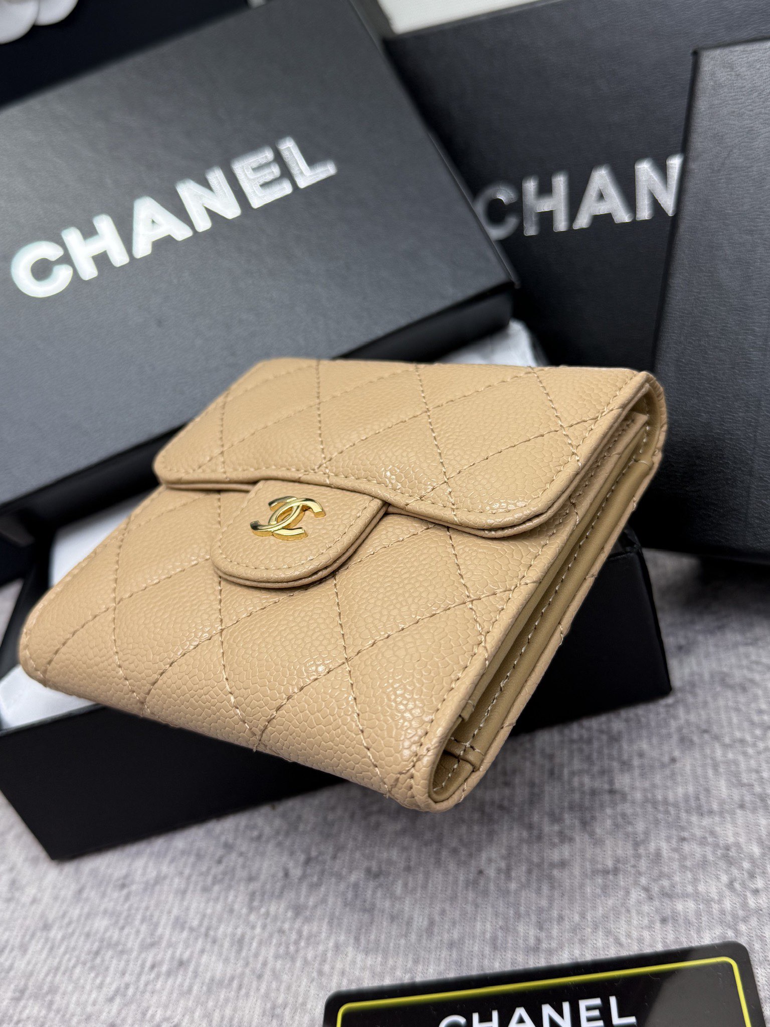 CHANEL牛皮CF短三折財布 - 6カードスロット＆小銭入れ付き