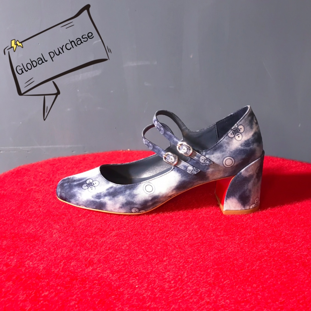 NO:337221,High-end custom spring and summer classic series!  H5.5Cm size 34-43. Leather sole.44021-003.CL graffiti denim, blue sheepskin. Standard European size Reference:44021-003 Color:blue/bkue Material:patent Lining:red goat leather Heel height:5.5Cm Sole:leather sole Size:EU 34-43 (US 4-11):,,christian louboutin,sheepskin,Leather soles19860909高端订制 春夏精典款系列！ H5.5Cm尺码34-43码.真皮大底 .44021－003.CL涂鸦牛仔,蓝色羊皮里. 标准欧码 Reference:44021-003 Color:blue/bkue Material:patent Lining:red goat leather Heel heigh:5.5Cm Sole:leather sole Size:EU 34－43（US 4一11) :,,christian louboutin,sheepskin,Leather soles,Women's Shoes