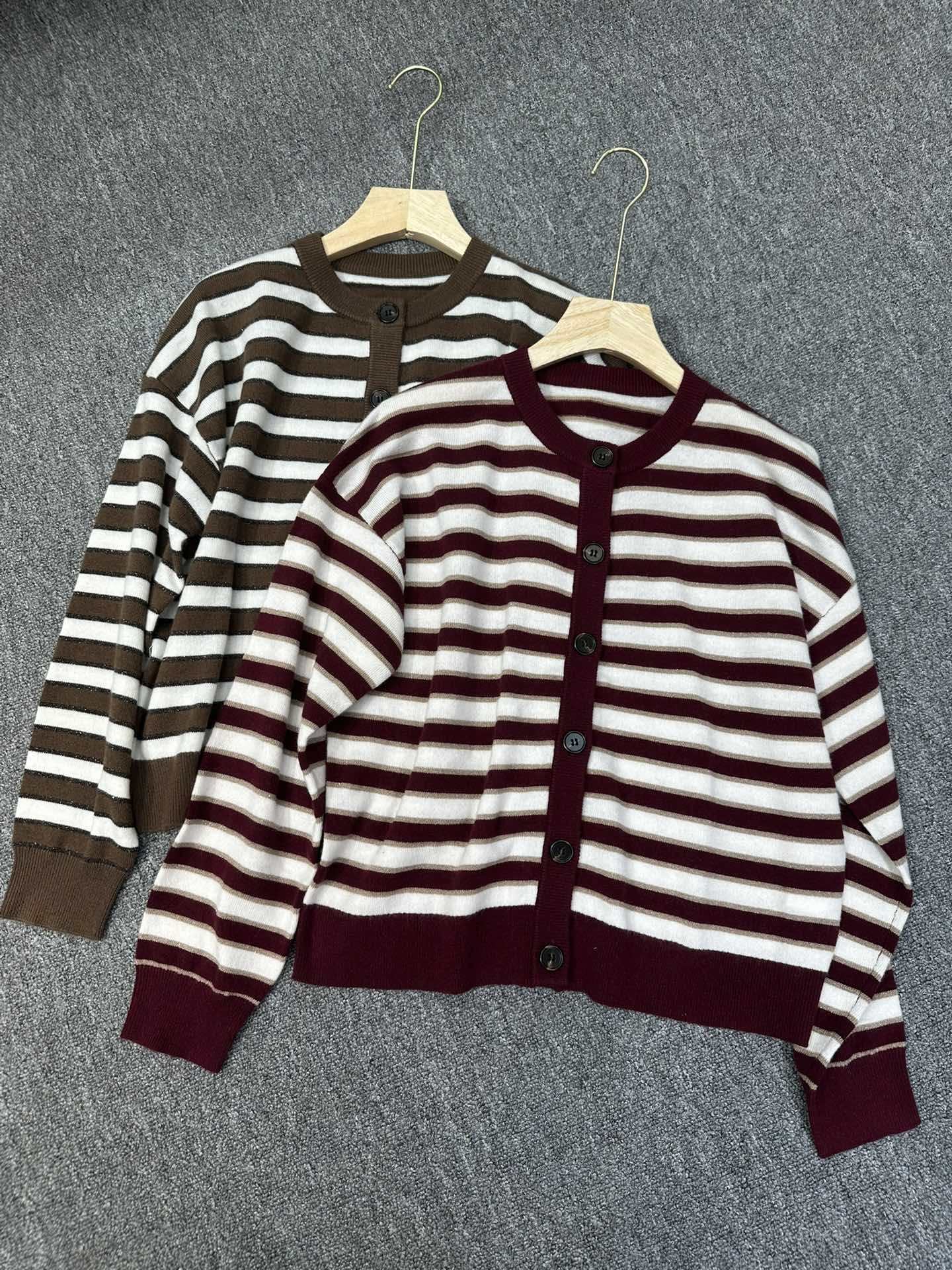 NO:447792,BC 25aw series round neck striped gold silk cashmere cardigan wool cashmere blend fabric soft glutinous warm texture high-quality simple items two-color sml, alexander wang19860909BC 25aw 系列款 圆领条纹金丝羊绒开衫 羊毛羊绒混纺面料 软糯保暖有质感 高级简约单品 两色sml,,alexander wang,Women's clothing