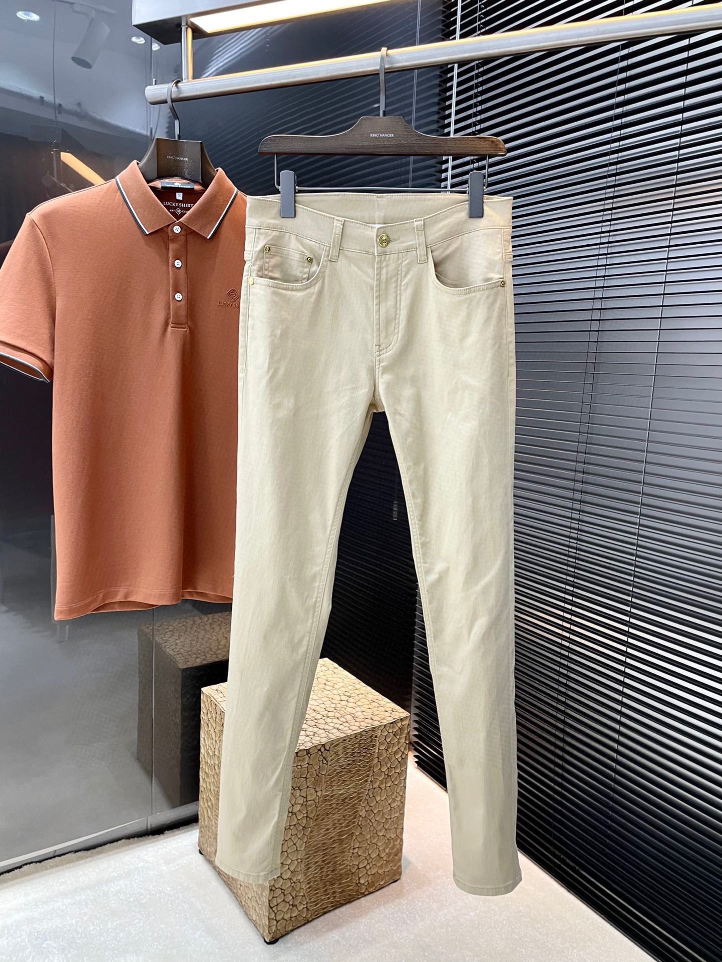 NO:452476,P Dior- (Dior) new jeans imported from Italian haute couture denim fabrics Fashion and casual Regular style Micro-stretch fabrics The fabrics are comfortable and soft, breaking through the feel of conventional denim fabrics, not stuffy and excellent comfort. They are free and versatile, and they do not deform after washing for a long time. The upper body effect is excellent. The elegant and elegant tailoring, the design is constantly innovating, but always maintaining noble and elegant style and taste. The charm of fashion. The small straight piece of the style is fashionable. The counter number is 30-38 (37),,dior,dior,jeans,alexander wang19860909P Dior-（迪奥）新款牛仔裤 进口意大利高定牛仔面料 时尚休闲 常规版型 微弹力面料 面料舒适柔软,突破常规牛仔的面料手感,不闷热,舒适感极佳.随意百搭 久洗不变形 上身效果极佳.大方优雅的剪裁,设计不断创新却始终保持着高贵优雅的风格和品位 演绎时尚魅惑 版型小直筒 时尚佳品 专柜码数 30-38（37）,,dior,dior,jeans,alexander wang,Men's clothing