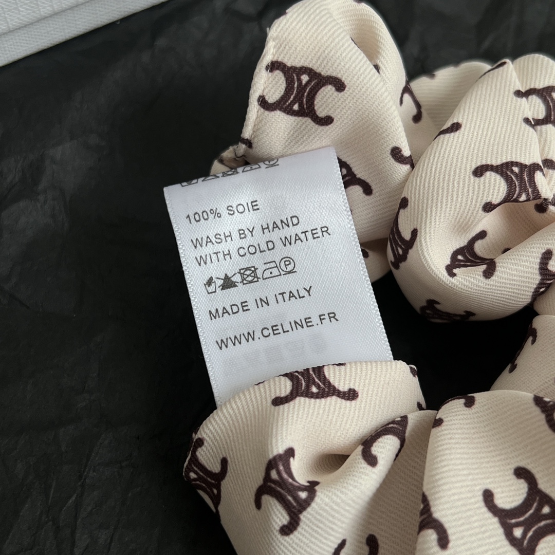【】𝗖𝗘𝗟𝗜𝗡𝗘 赛琳 最新春夏发圈 超炸Chic感 ，优雅时尚、文艺个性，带给你时髦体验 墙裂推荐 谁