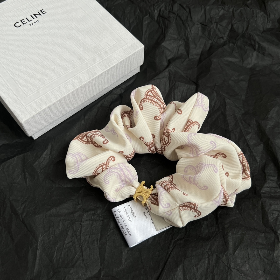 【】𝗖𝗘𝗟𝗜𝗡𝗘 赛琳 最新春夏发圈 超炸Chic感 ，优雅时尚、文艺个性，带给你时髦体验 墙裂推荐 谁