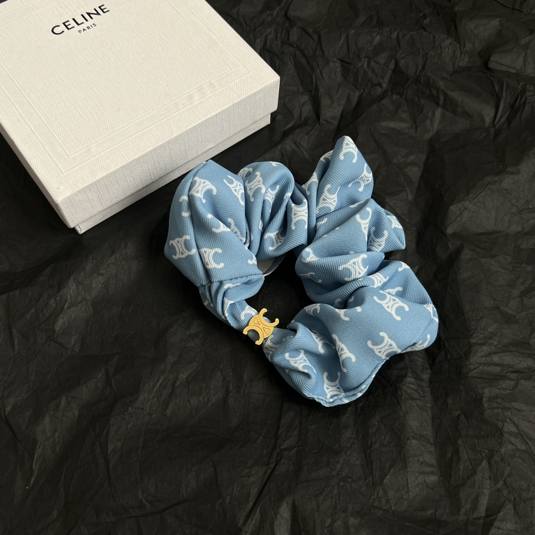 【】𝗖𝗘𝗟𝗜𝗡𝗘 赛琳 最新春夏发圈 超炸Chic感 ，优雅时尚、文艺个性，带给你时髦体验 墙裂推荐 谁