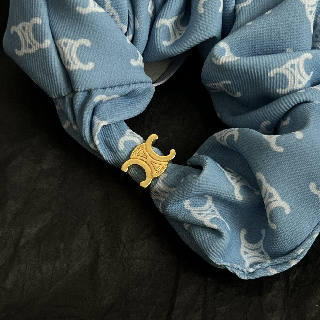 【】𝗖𝗘𝗟𝗜𝗡𝗘 赛琳 最新春夏发圈 超炸Chic感 ，优雅时尚、文艺个性，带给你时髦体验 墙裂推荐 谁