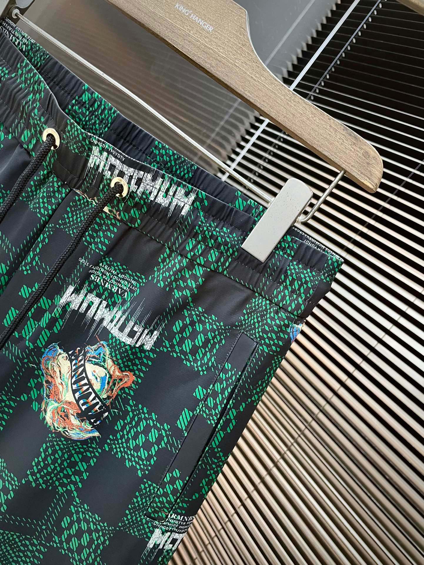 “Versace Spring 2025 Leisure Shorts: Custom Polylipid Fabric, Digital Printing, High-End Summer Style” - 图片 3