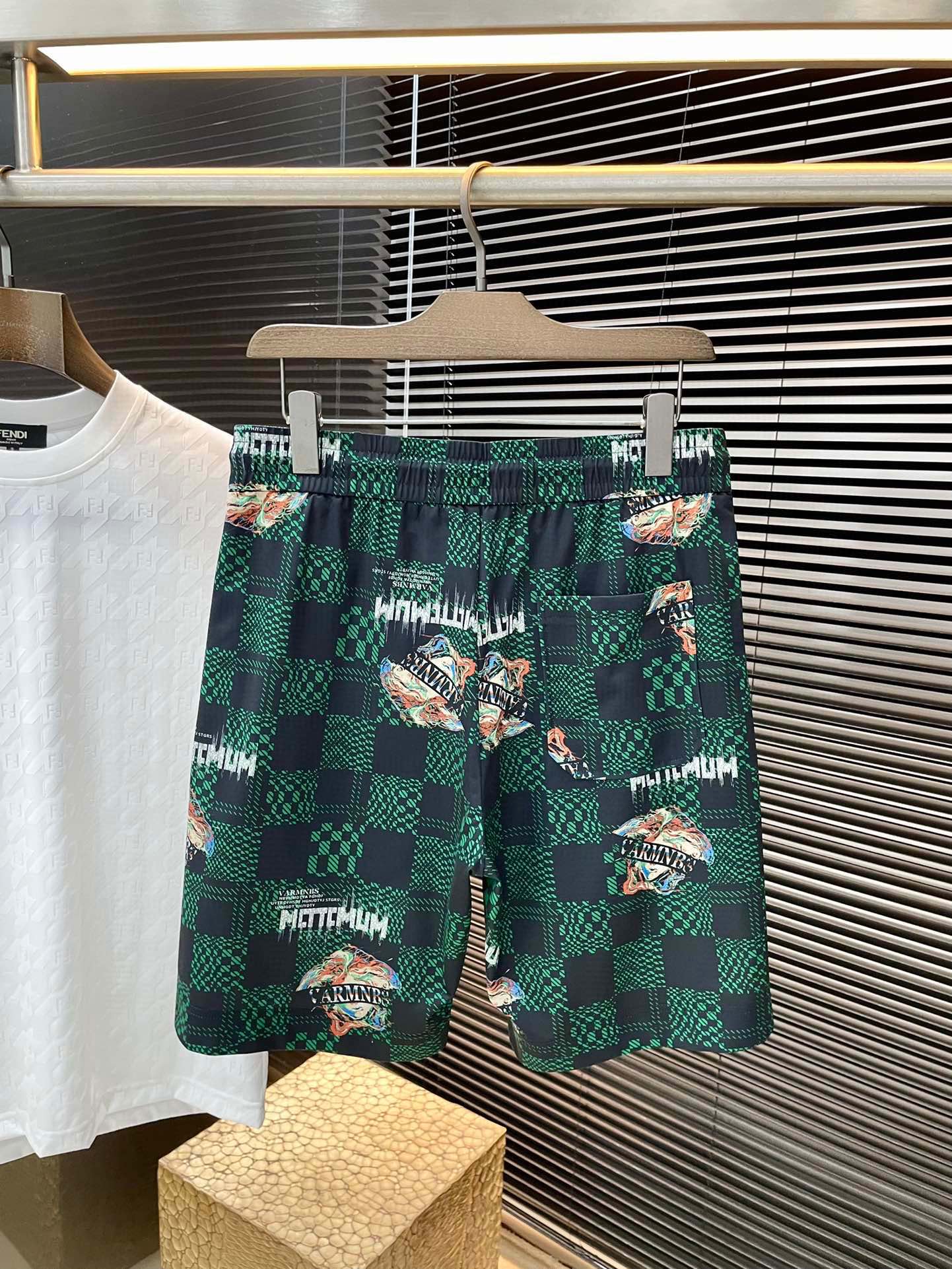 “Versace Spring 2025 Leisure Shorts: Custom Polylipid Fabric, Digital Printing, High-End Summer Style” - 图片 9