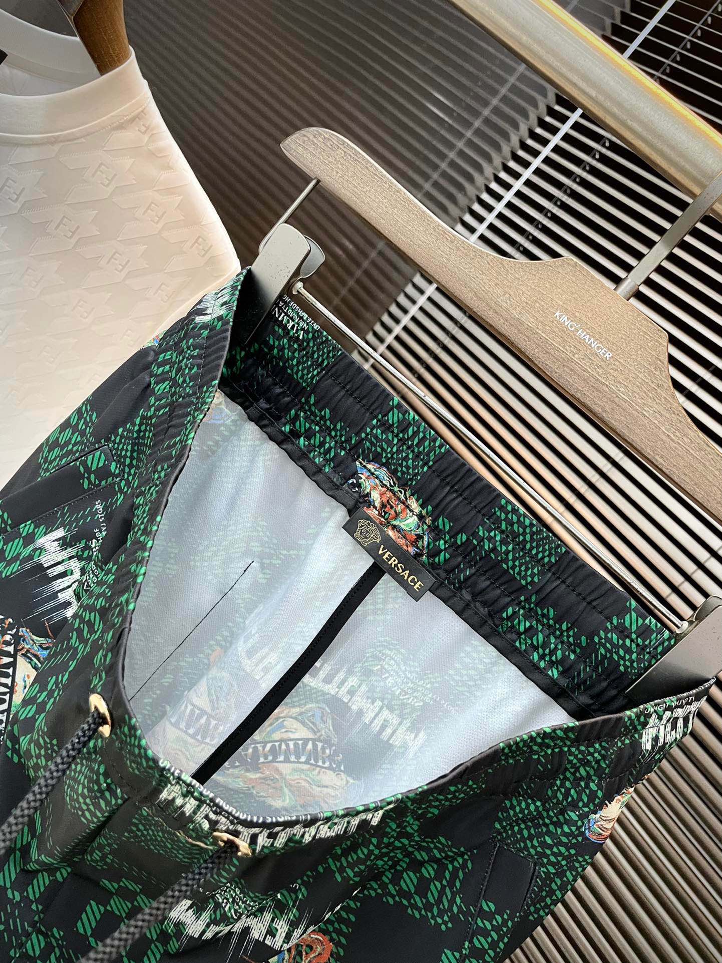 “Versace Spring 2025 Leisure Shorts: Custom Polylipid Fabric, Digital Printing, High-End Summer Style” - 图片 7
