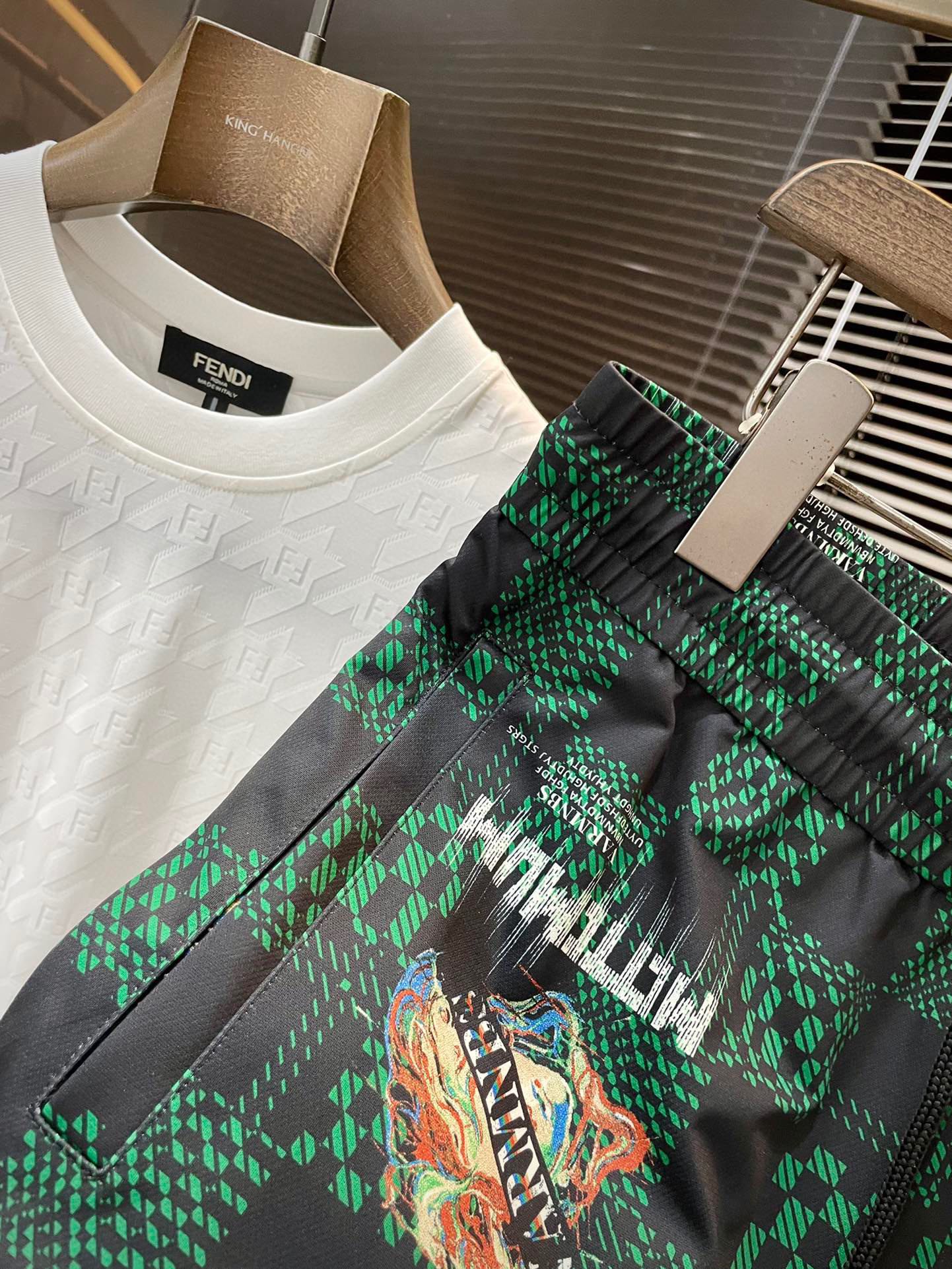 “Versace Spring 2025 Leisure Shorts: Custom Polylipid Fabric, Digital Printing, High-End Summer Style” - 图片 5