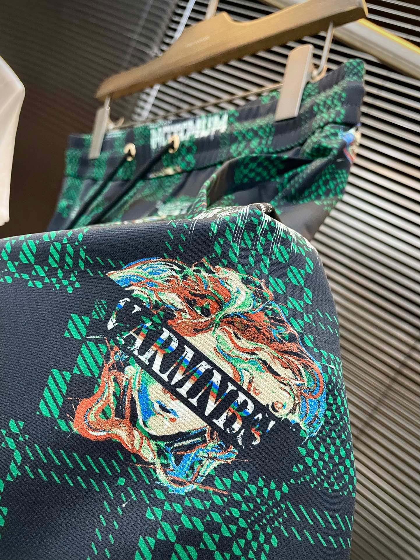“Versace Spring 2025 Leisure Shorts: Custom Polylipid Fabric, Digital Printing, High-End Summer Style” - 图片 4