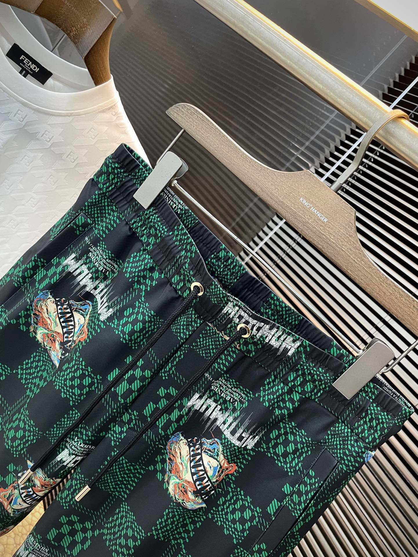 “Versace Spring 2025 Leisure Shorts: Custom Polylipid Fabric, Digital Printing, High-End Summer Style” - 图片 2