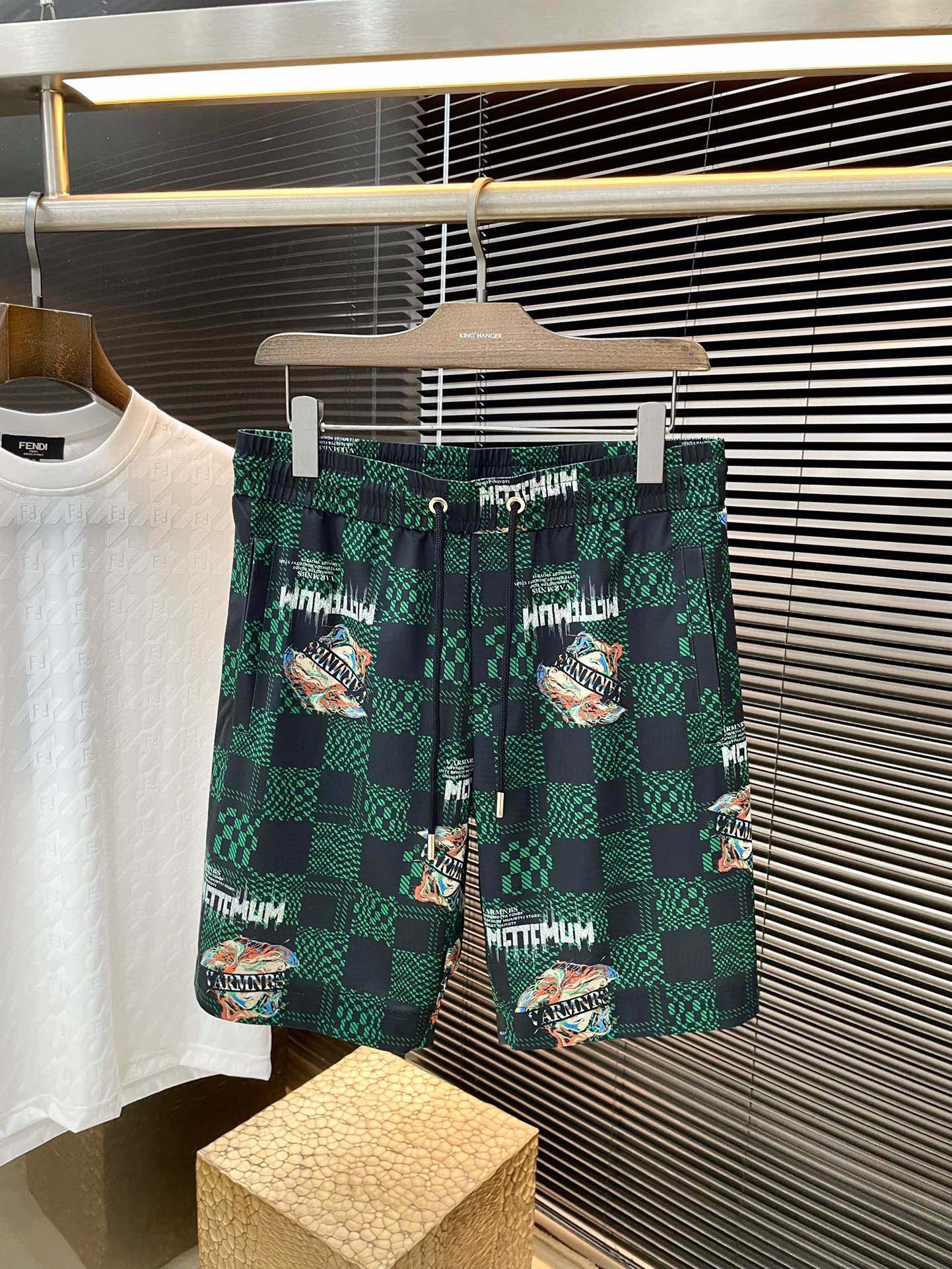 “Versace Spring 2025 Leisure Shorts: Custom Polylipid Fabric, Digital Printing, High-End Summer Style” - 图片 1